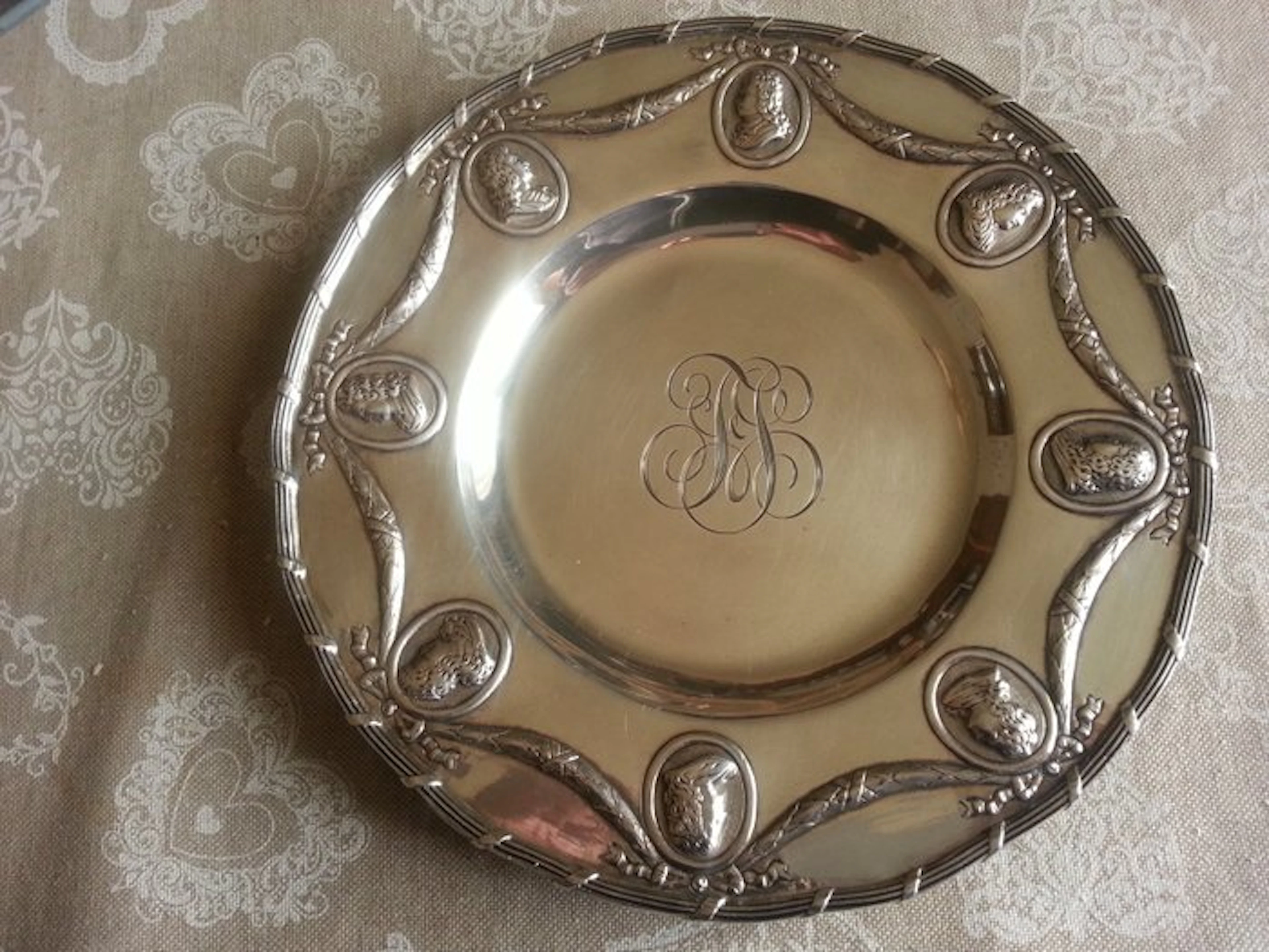 Georg Roth & Co., Hanau - Platter - Silver - embossed plate