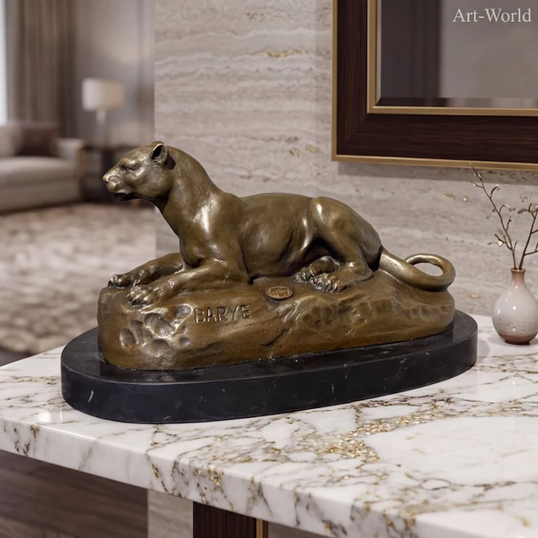 Statue, Naar Barye: Liggende Leeuwin - 13 cm - Bronze