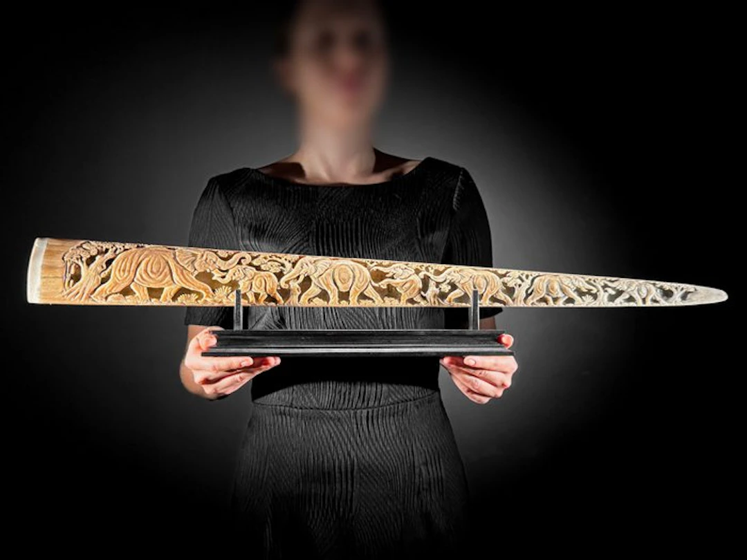 NO RESERVE PRICE - Finely carved large swordfish rostrum...
