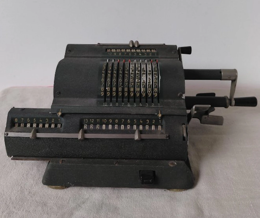 Calculator - 1950-1960 - Mechanical pinwheel calculator with a hand crank