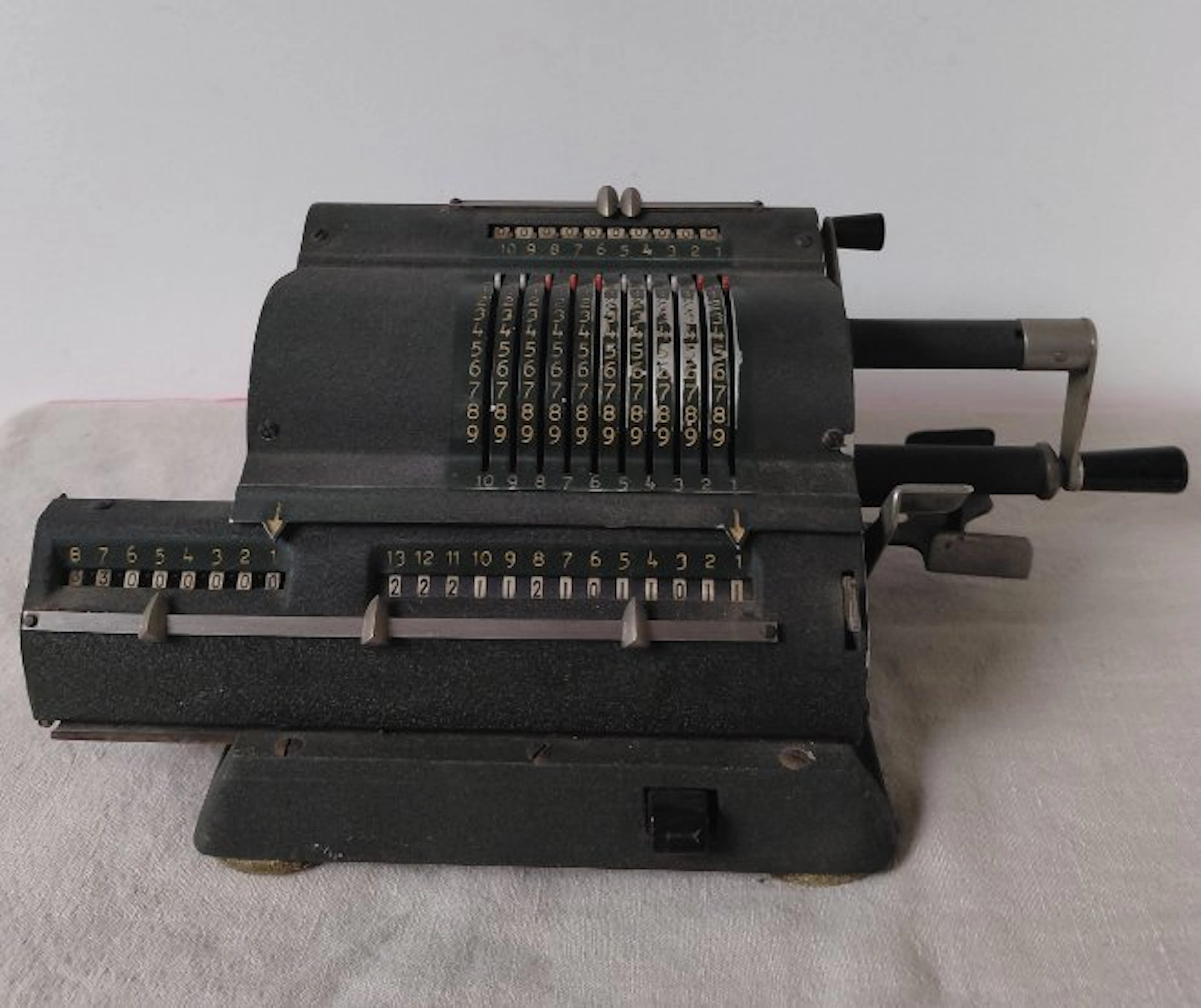 Calculator - 1950-1960 - Mechanical pinwheel calculator with a hand crank