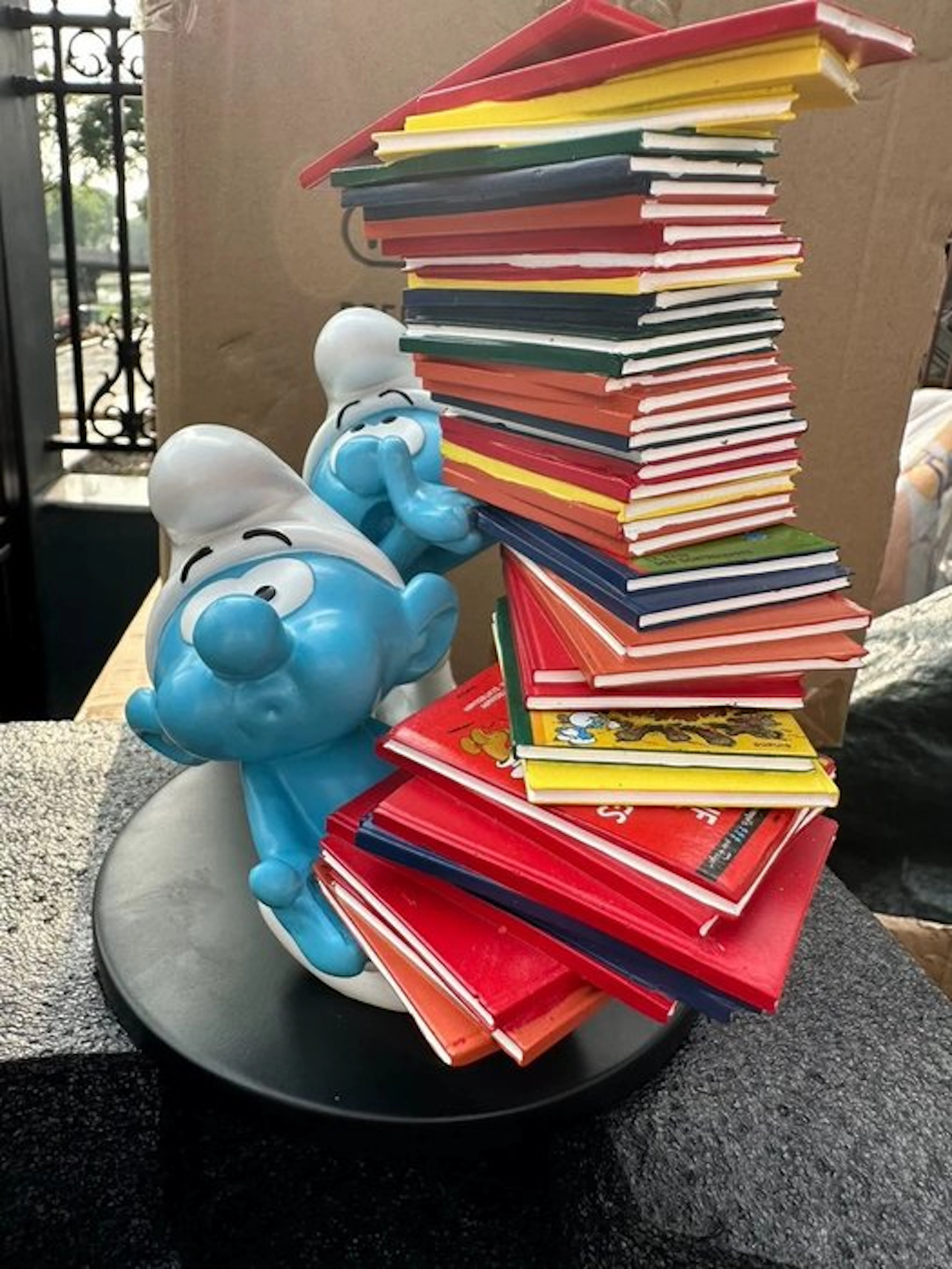 Plastoy - Sculpture, FIGURINE LES SCHTROUMPFS PILE D'ALBUMS - 17 cm - Resin