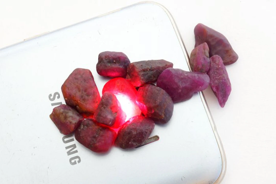Ruby 126 carats of rough, untreated ruby crystals.- 25.2 g - (13)