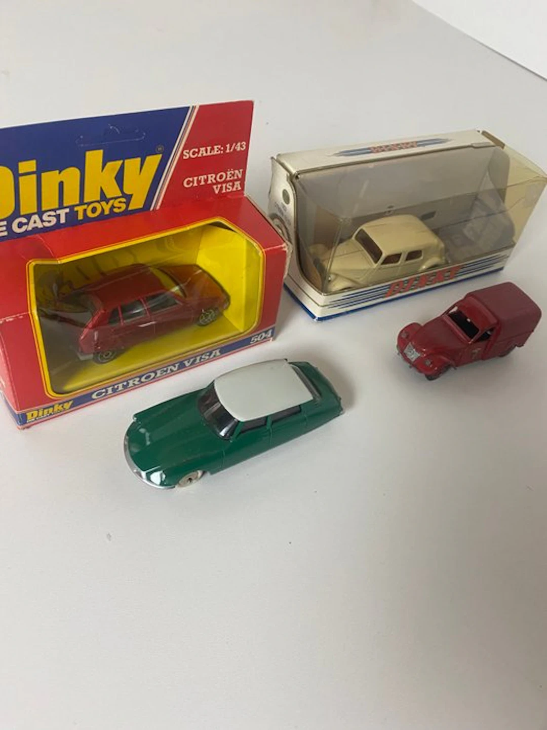 Dinky 1:43 - Model car (4) - Citroën 2CV / Citroën Visa /...