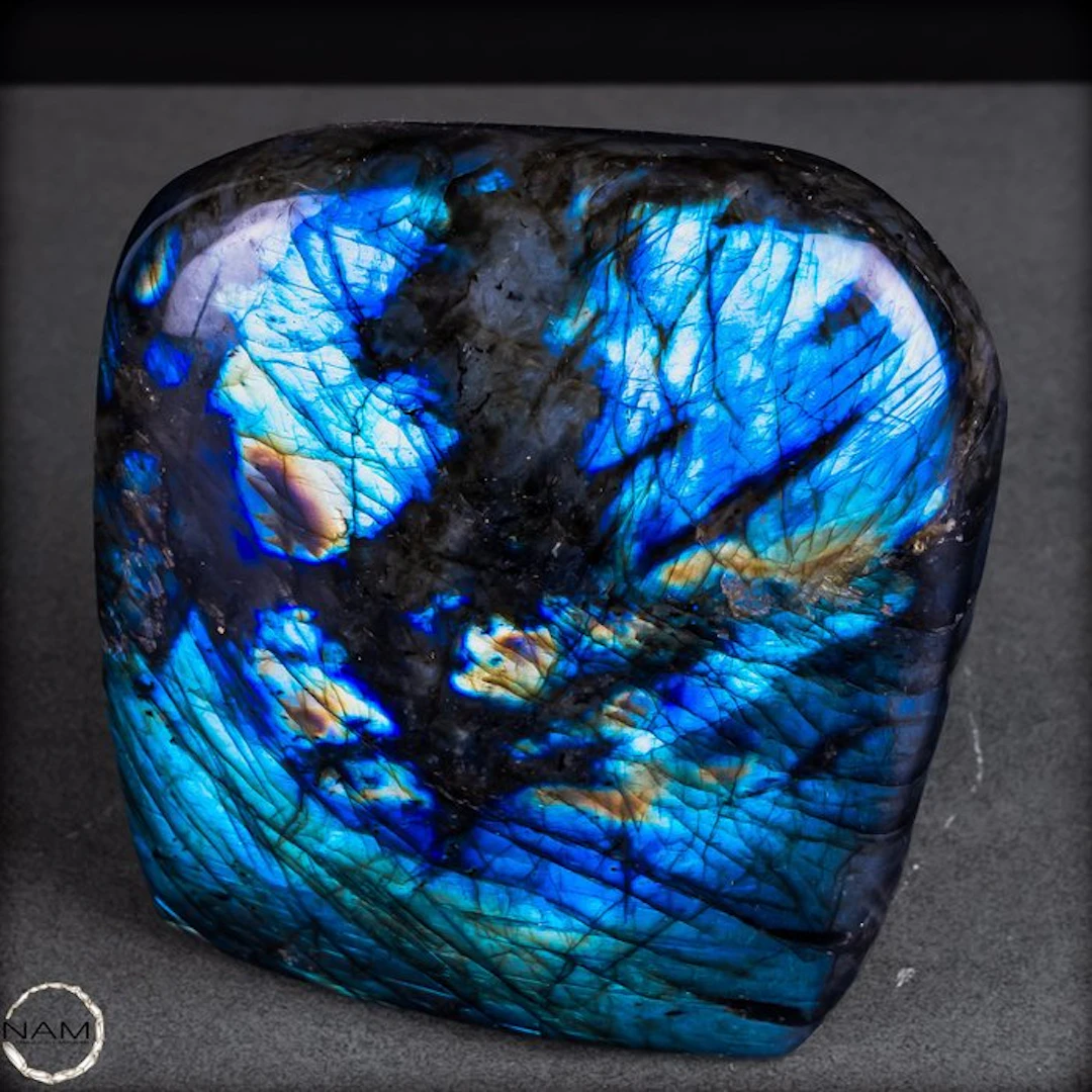 Natural labradorite from Madagascar – Nature's shimmering...