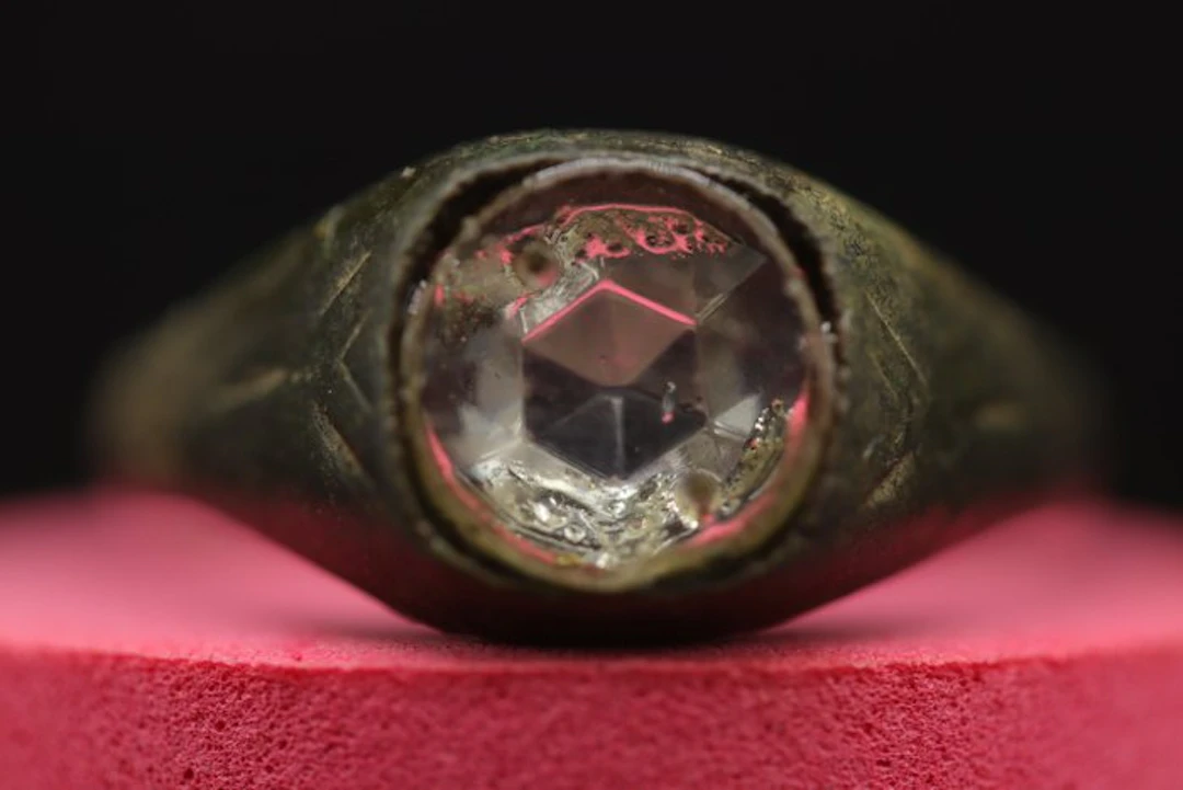 Post-medieval - White Stone Decorated Bronze Ring - 2.6 cm (No reserve price)