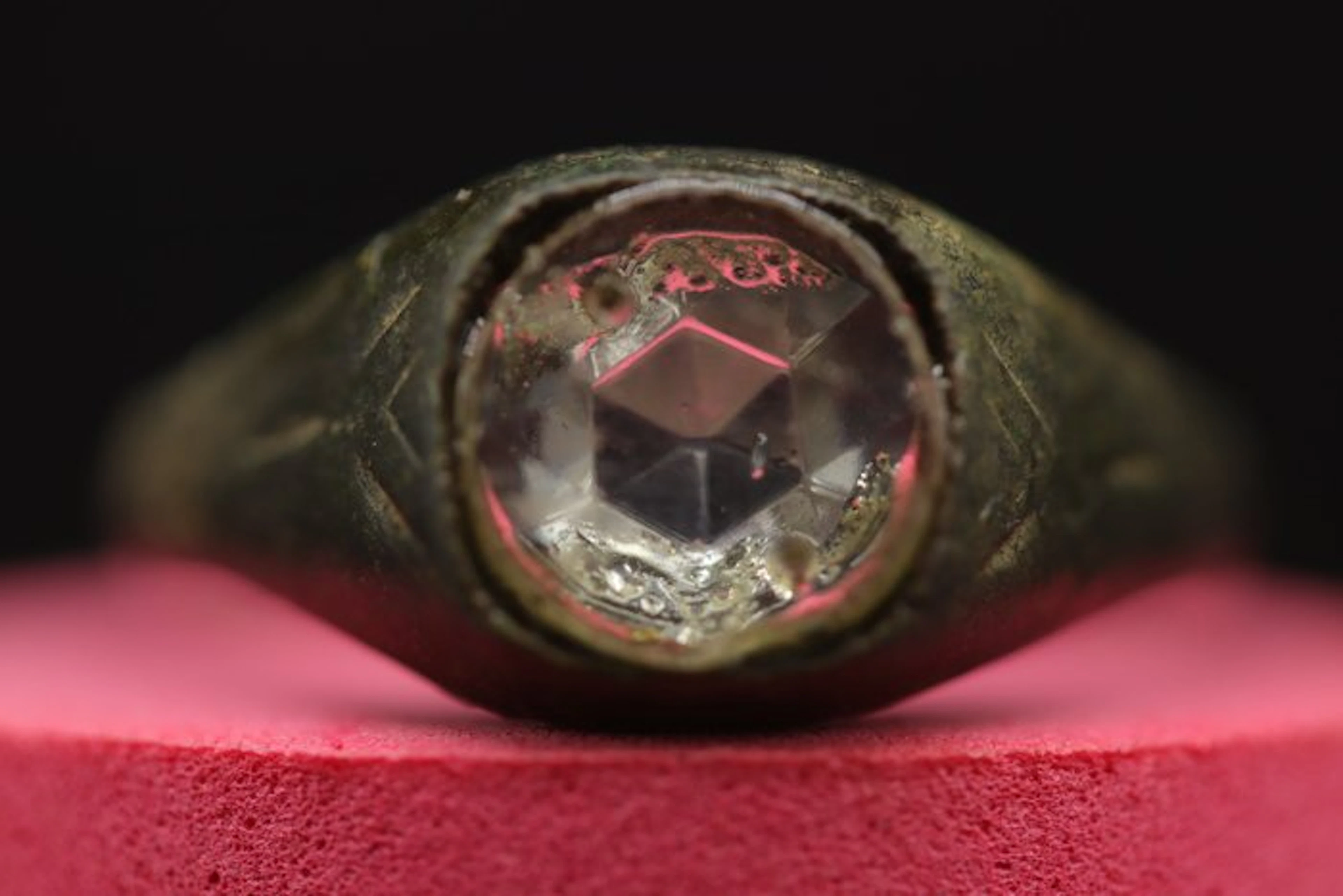 Post-medieval - White Stone Decorated Bronze Ring - 2.6 cm (No reserve price)