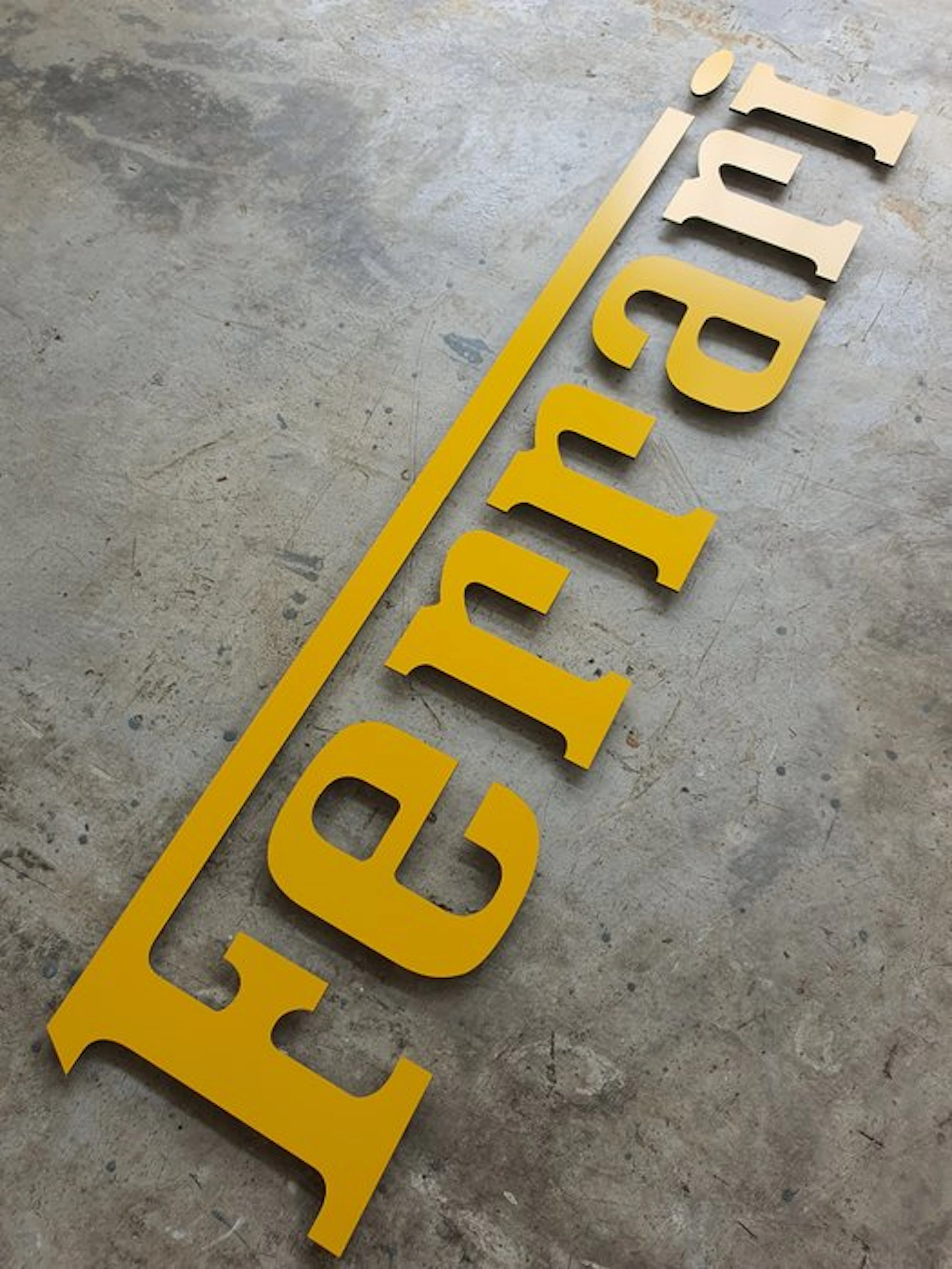 Sign - Ferrari - Professional Wall Logo - Aluminium* - Size XXL --> 140 cm
