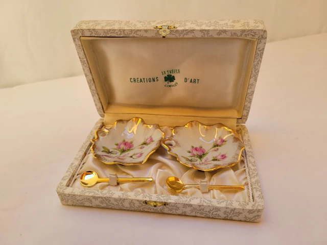 Limoges - Salt and pepper shakers - Porcelain