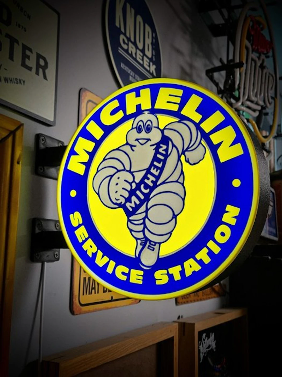 Michelin Service illuminated sign