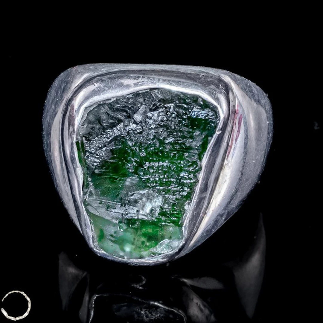 Stunning Moldavite ring in 925 silver – A piece of cosmic...