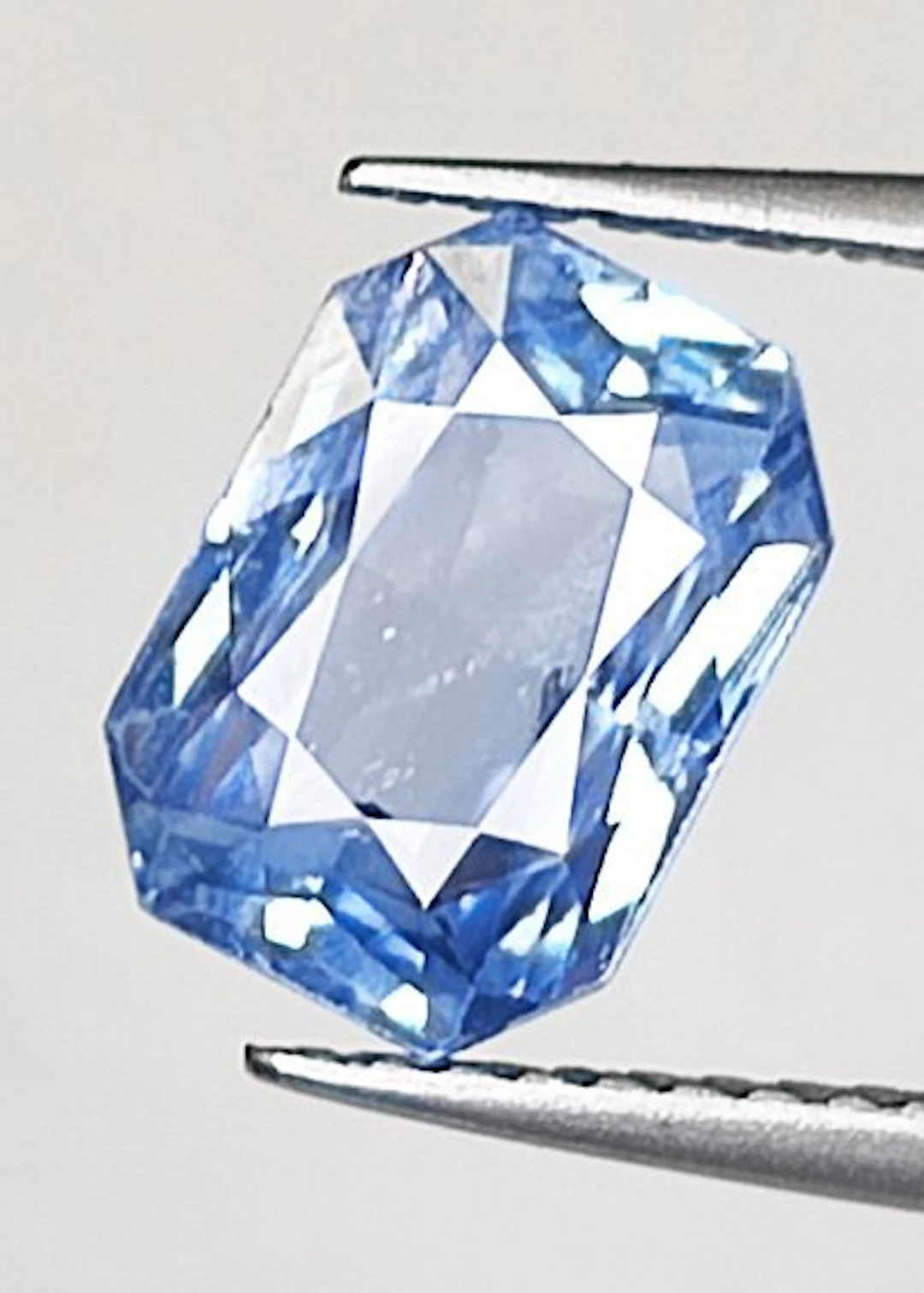 1 pcs Blue Sapphire - 2.10 ct - Antwerp Laboratory for...