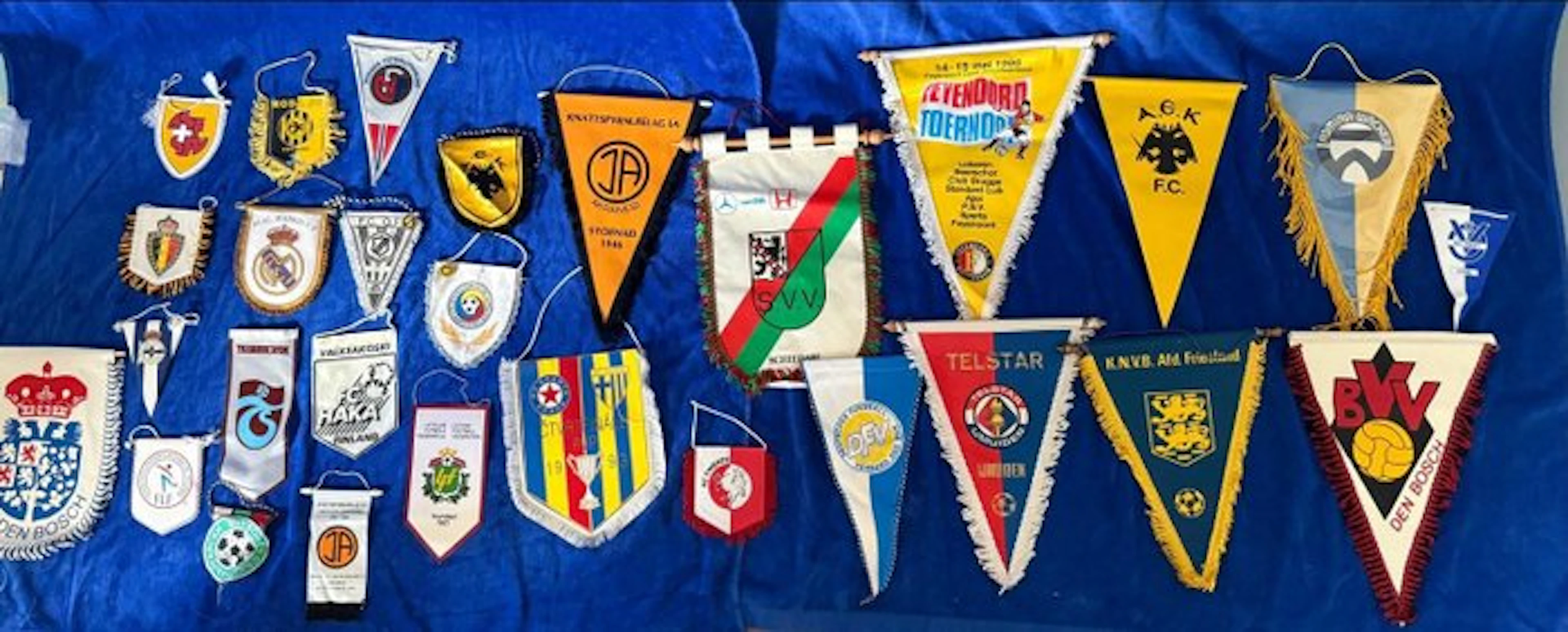 Voetbalmemorabilia - Grote verzameling van 28x Vintage...