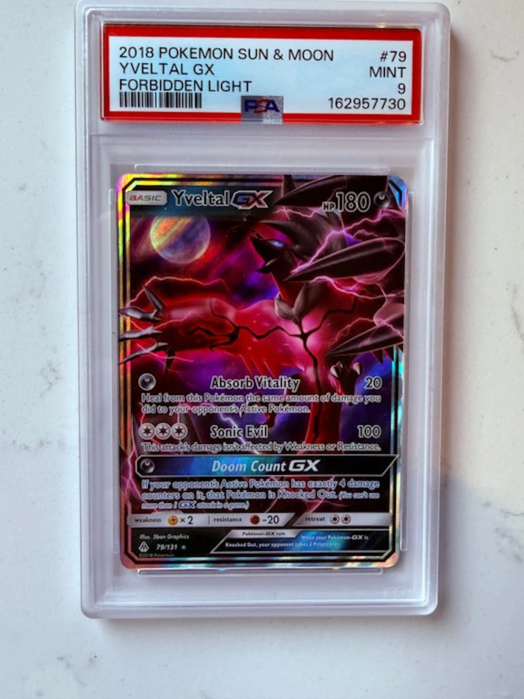 Pokémon - 1 Graded card - Yveltal-GX 79/131 Foil