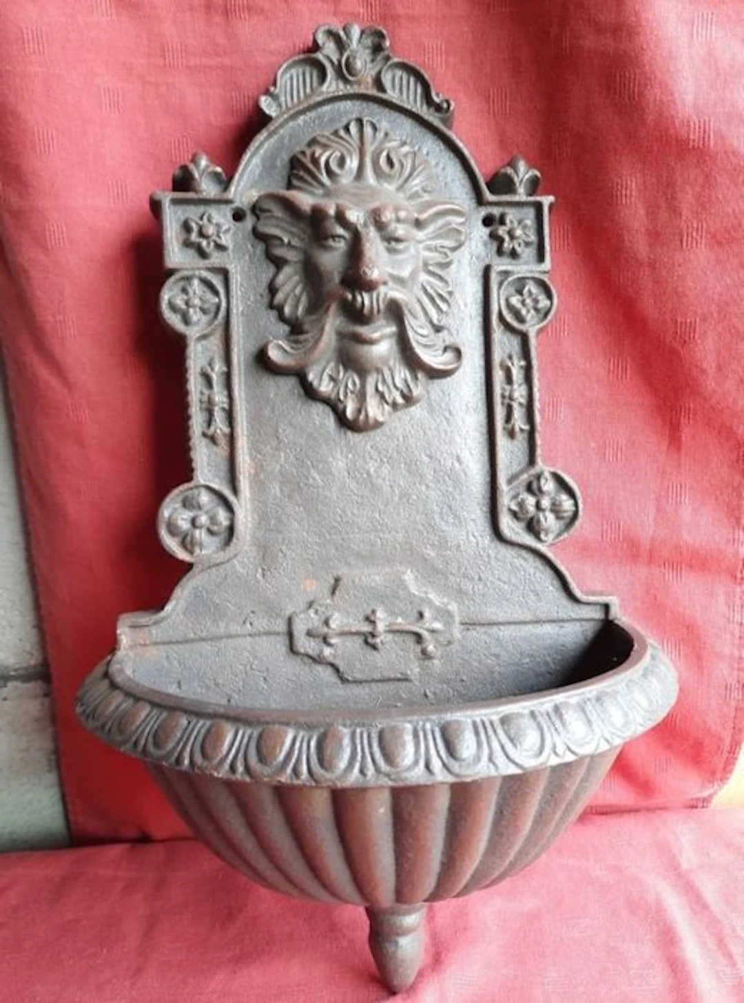 Decorative ornament - Cast iron wall fountain