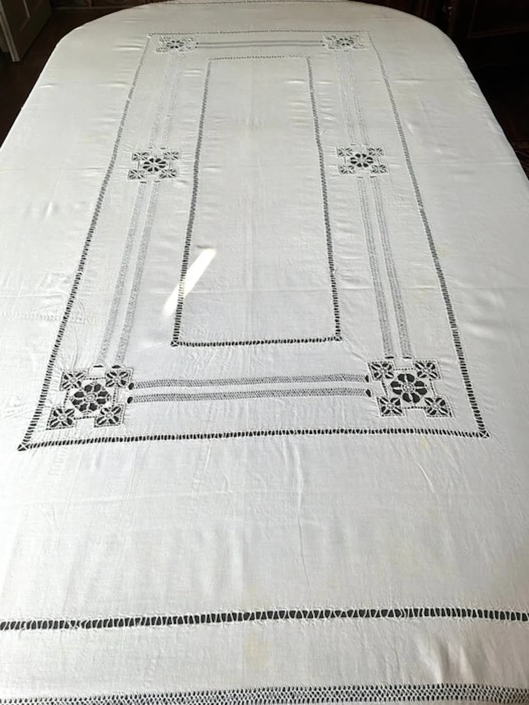 Late XIXth linen and lace table linen at 2m20 long