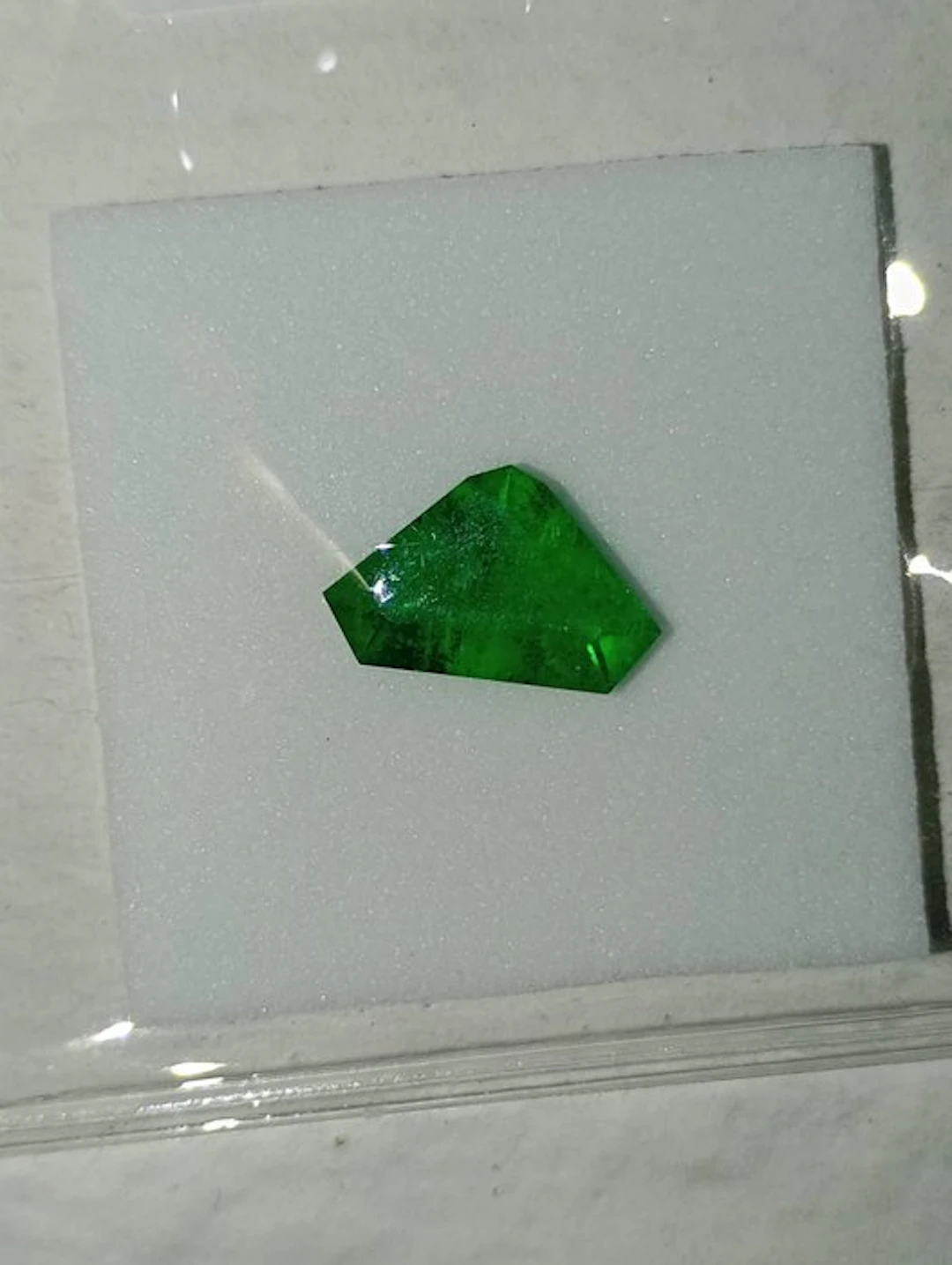 No reserve price - 1 pcs Green Emerald - 2.07 ct - GEM-TECH Istituto