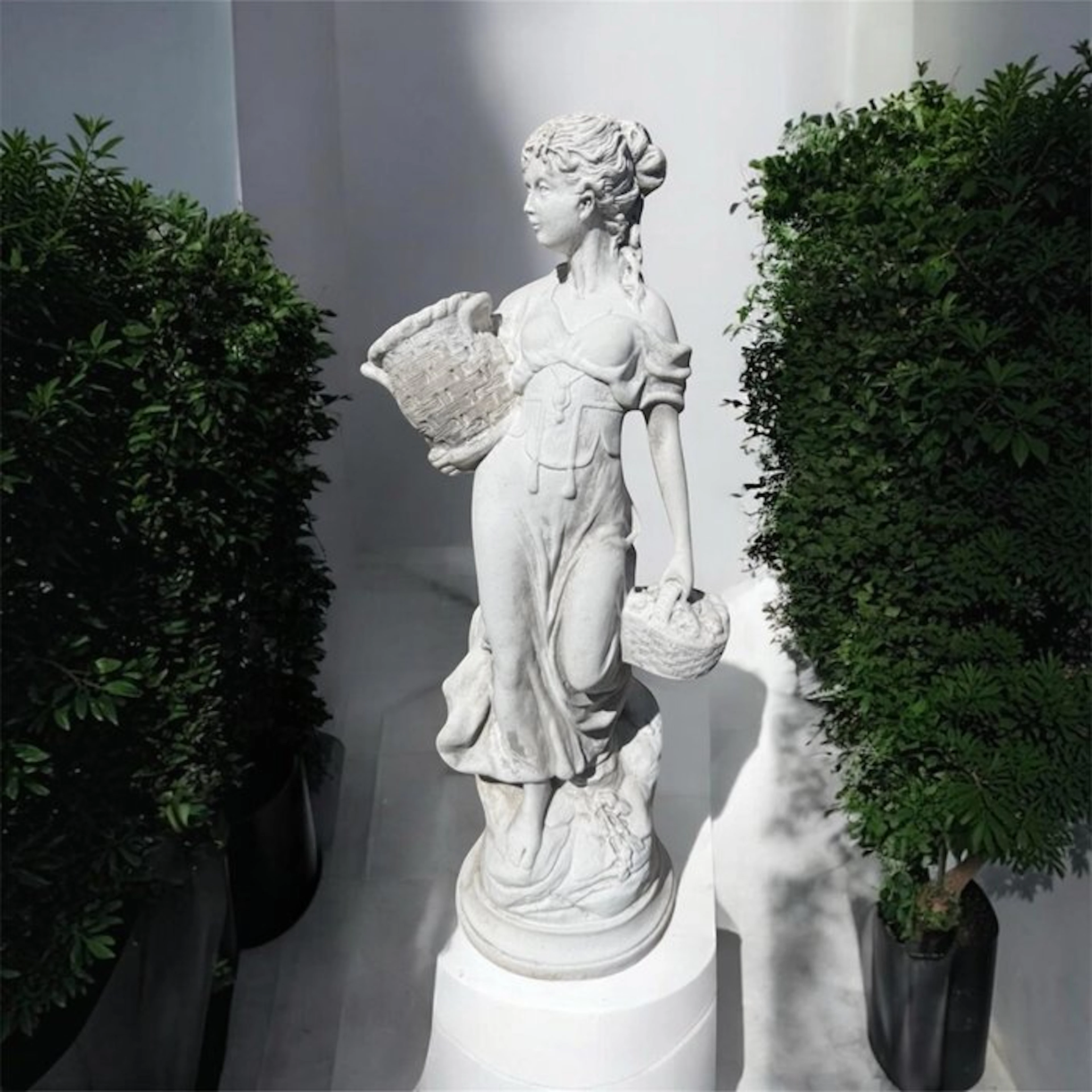Italgarden - Outdoor sculpture, Femme aux paniers - 70 cm - Stone