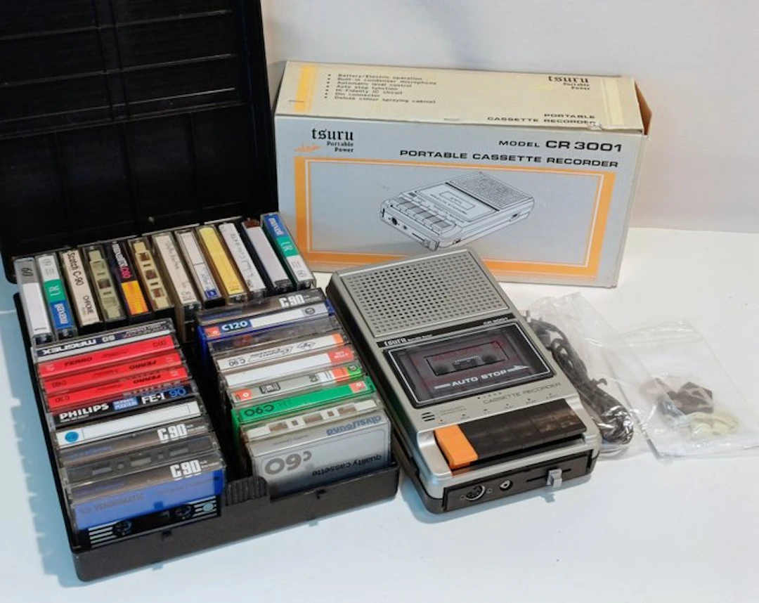 Tsuru - CR 3001 + 30 Cassettes / Portable Cassette recorder-player