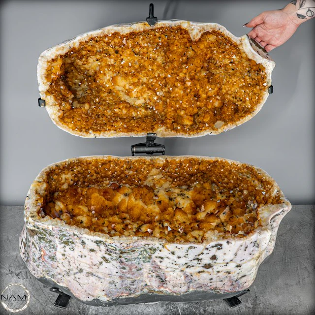 Museum piece 63.9 kg citrine-agate jewelry box of the...