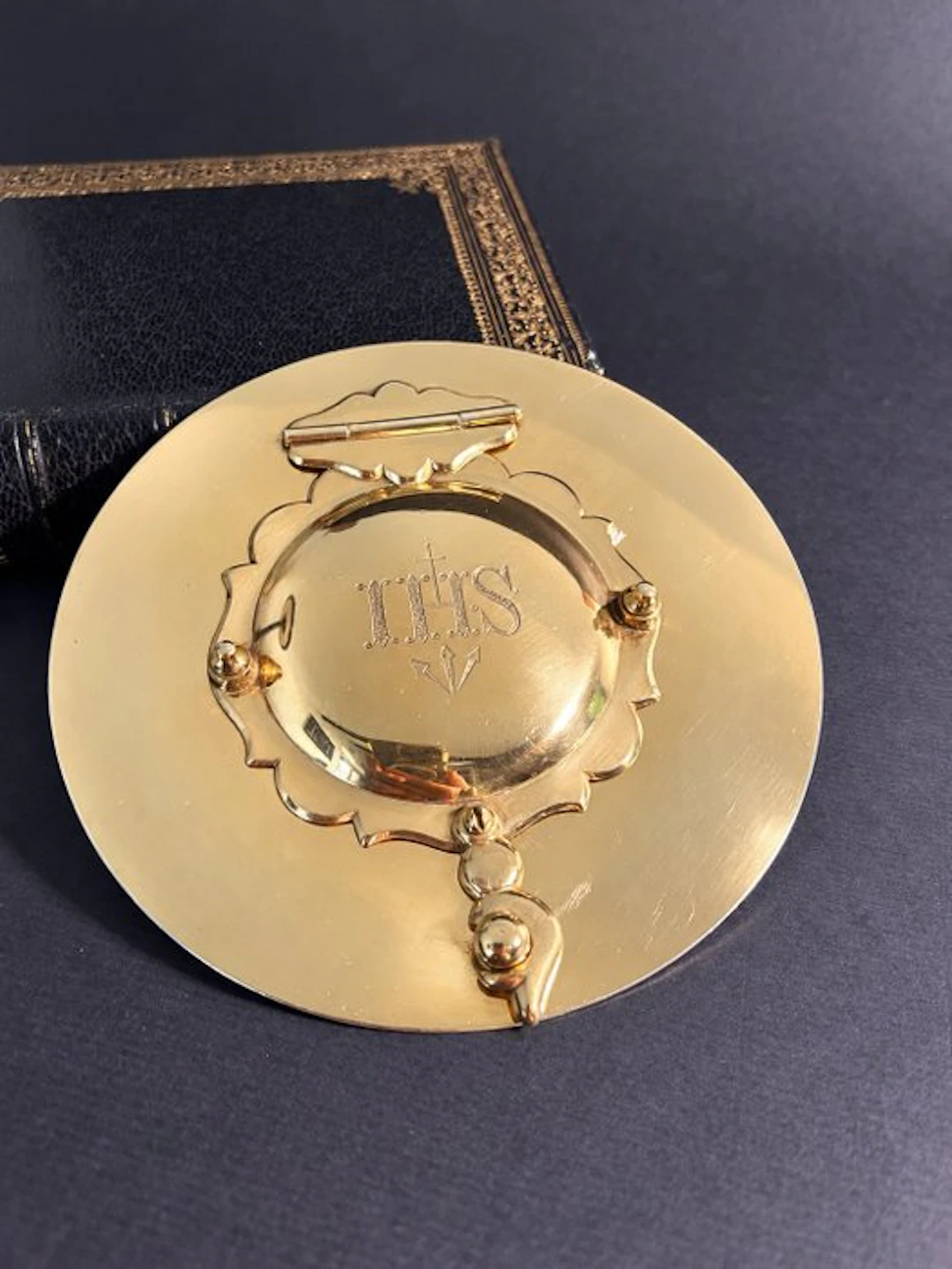 Liturgical pyx on a paten – Mystical Lamb – IHS - Art Deco - Alloy - 1850-1900