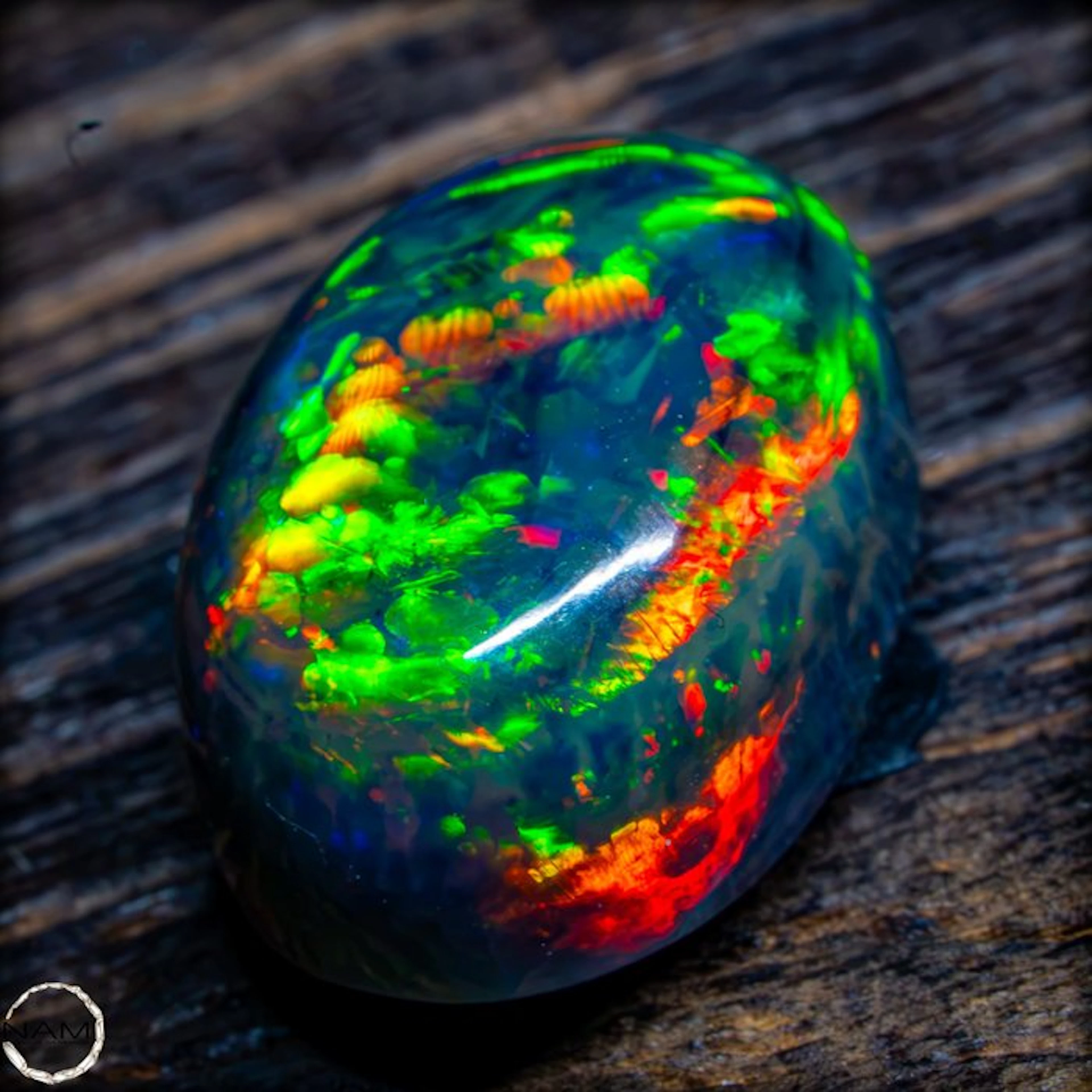 Black Opal Cabochon – Intense play of color on a deep