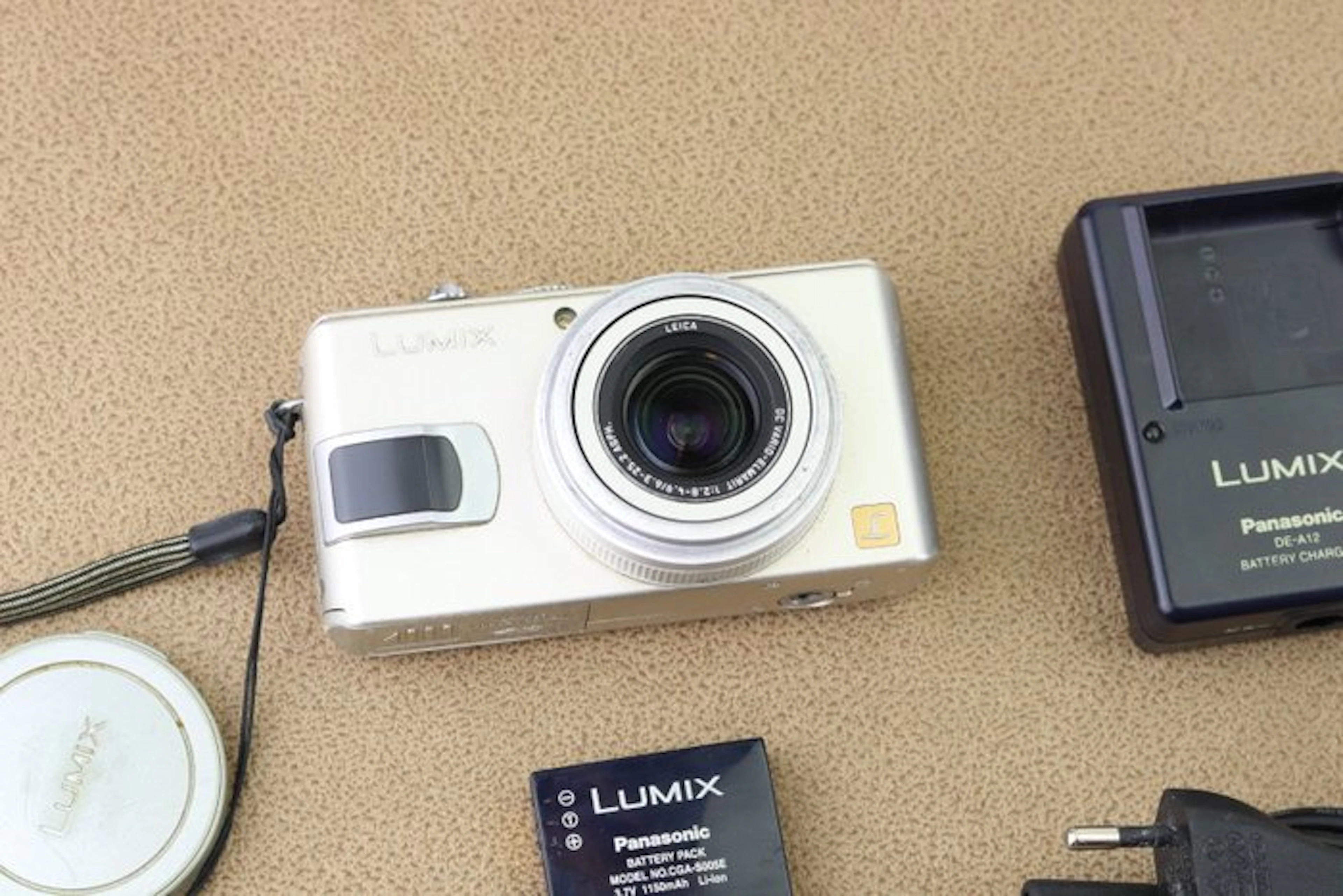 Panasonic Lumix DMC-LX1, Leica D-Lux 2 equivalent Digital camera