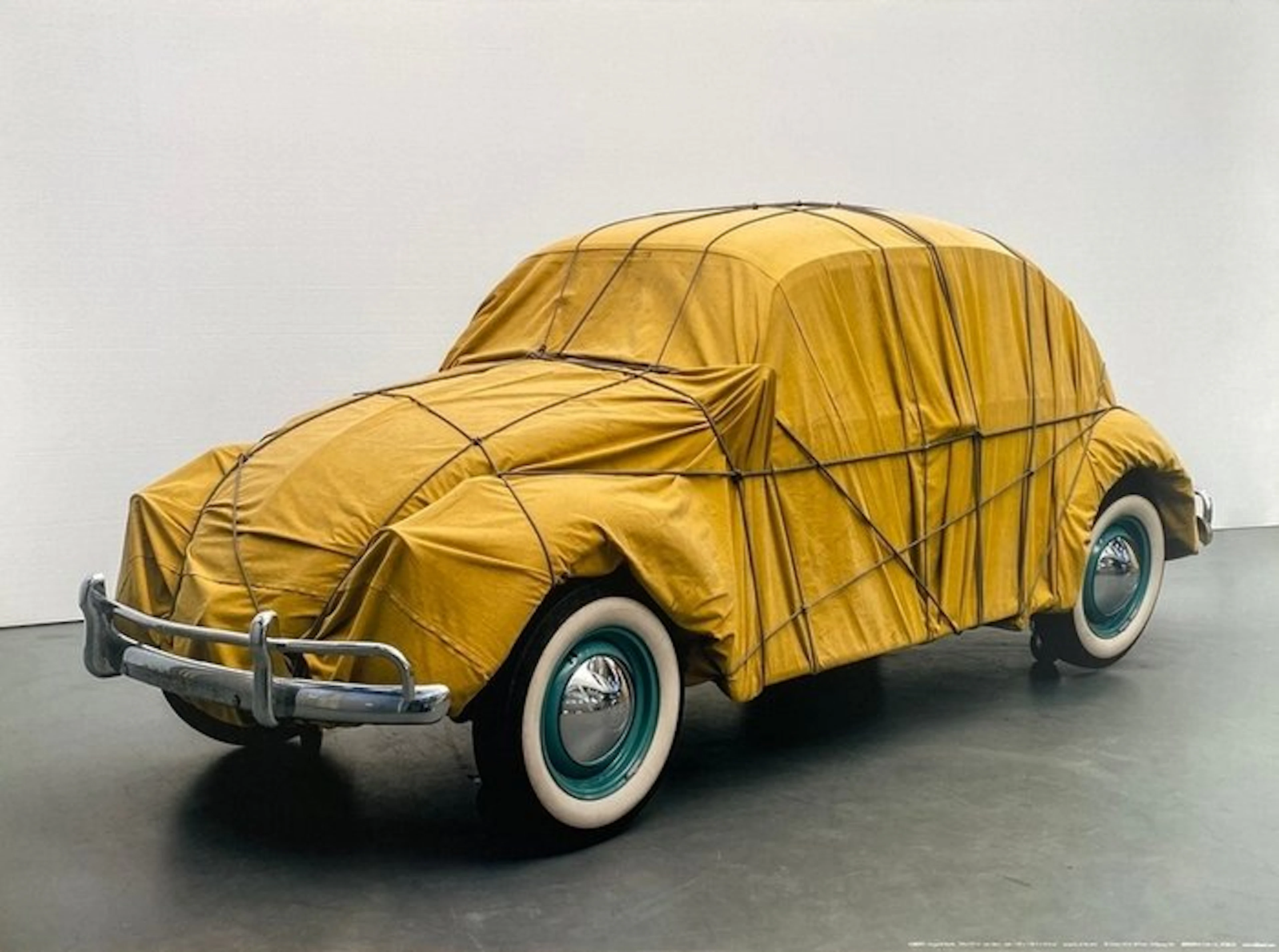Christo (1935-2020) - Wrapped Beetle, 1961 - VW Käfer - Artprint - 60 x 80 cm