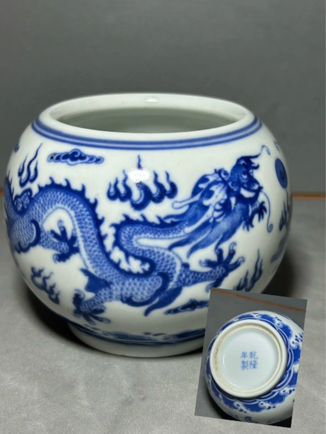 Dragon-patterned water basin. - Porcelain - China - 20th century