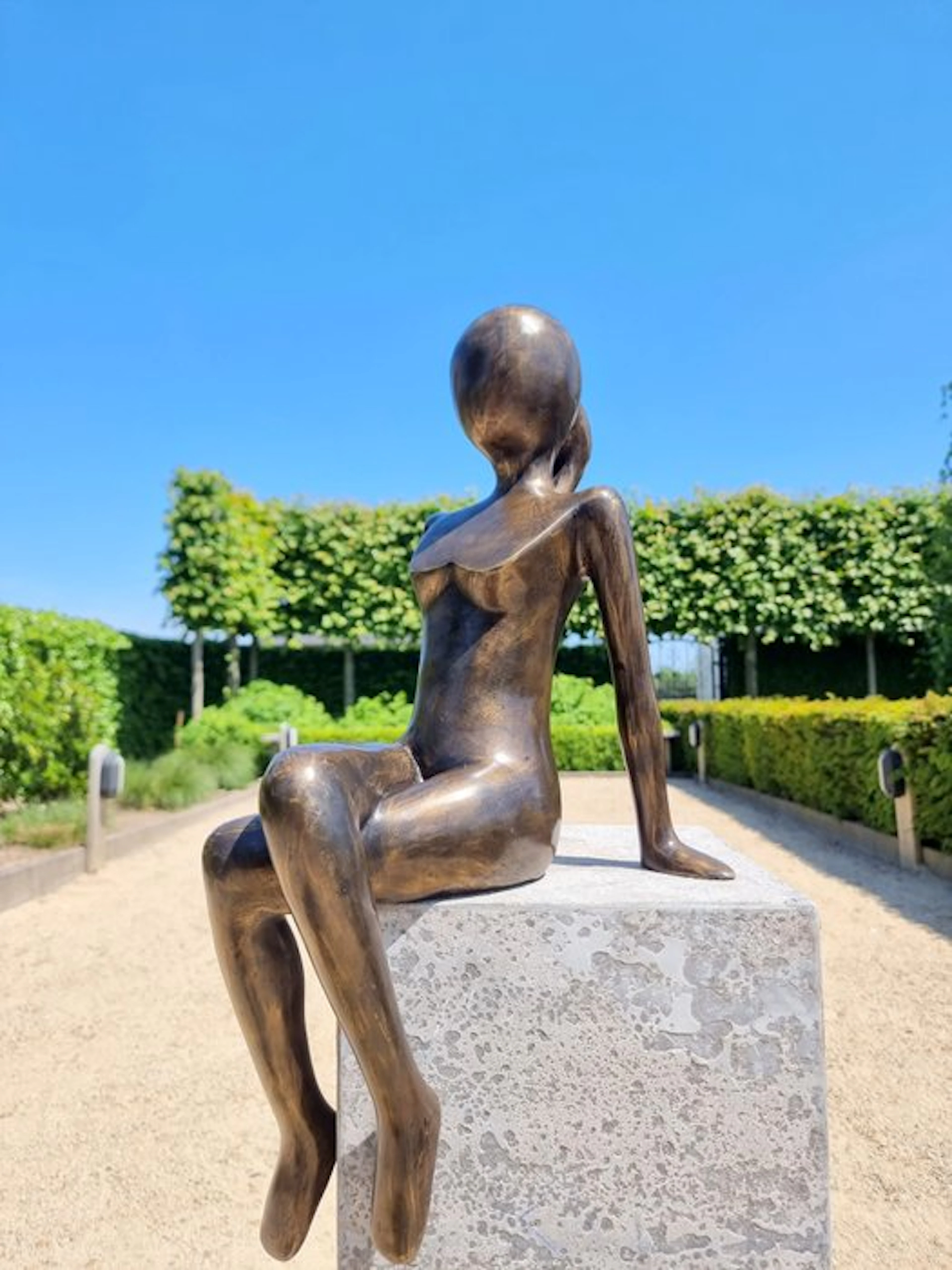 Sculpture, Een relaxerende vrouw - 58 cm - Bronze