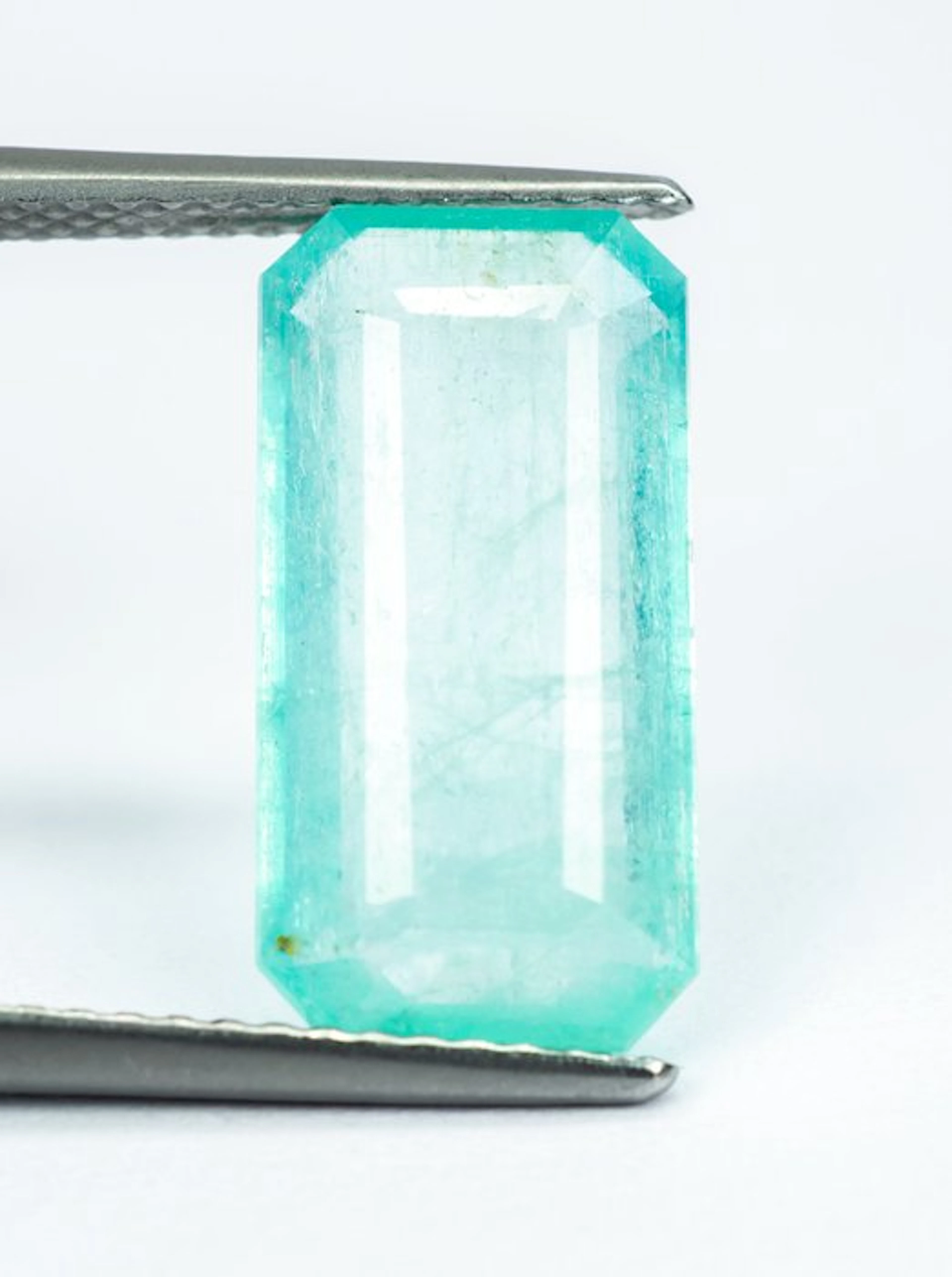 No reserve price Green Emerald - 4.24 ct - International...