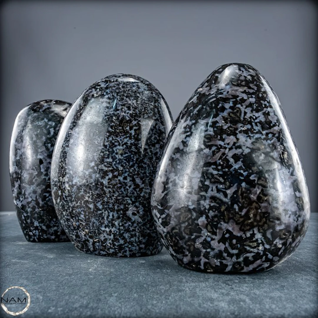 Exceptional Merlinit freeform set – Three unique natural...