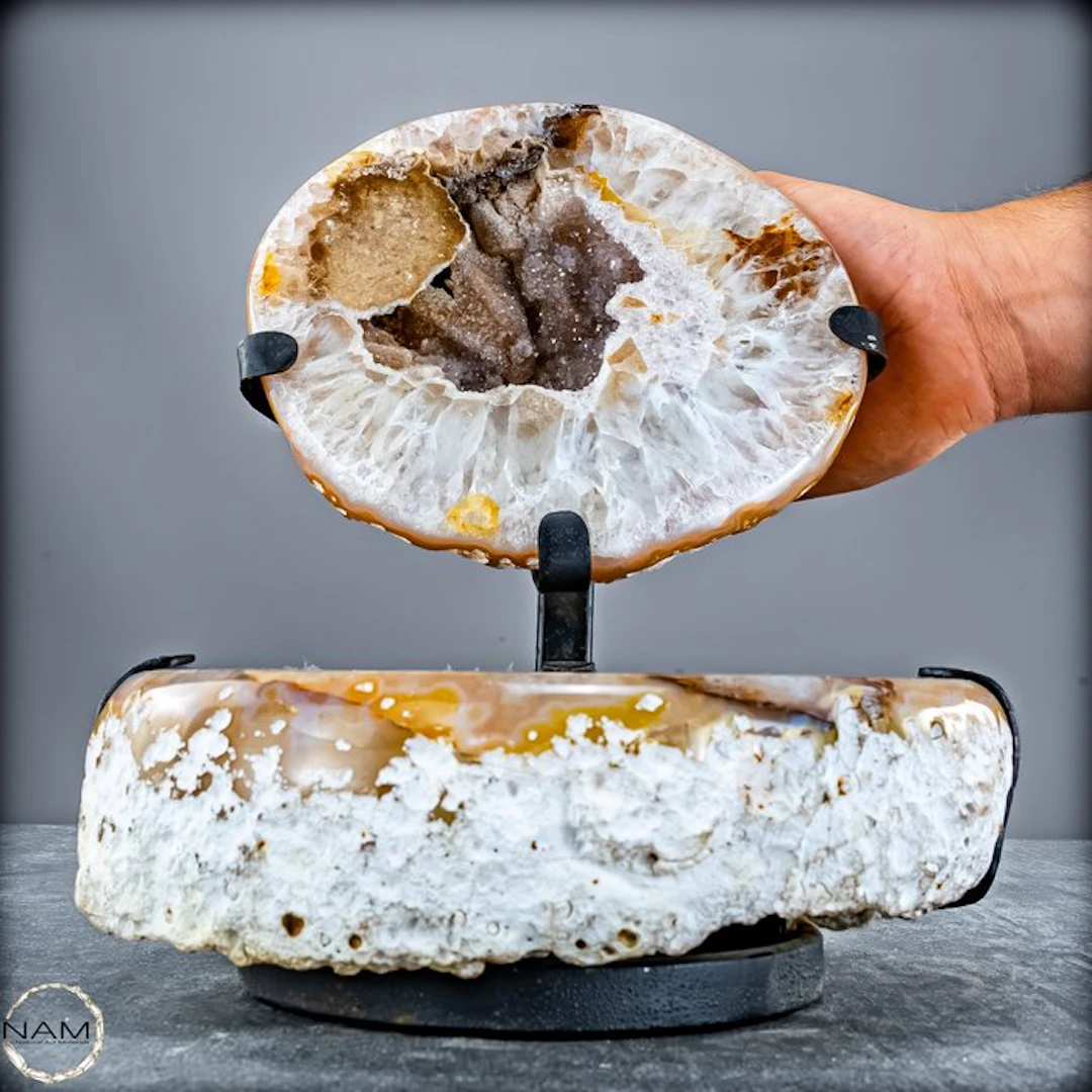 Exclusive agate jewelry box with natural chalcedony druzy...