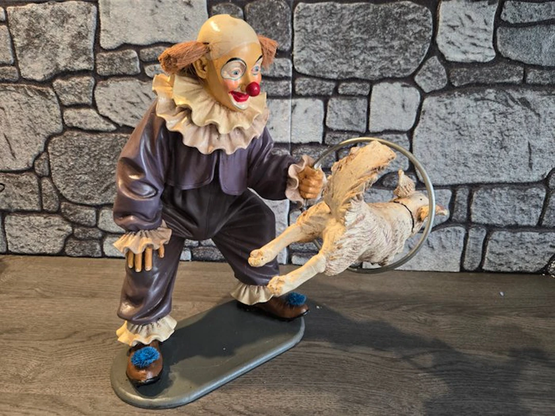 Jun Asilo - Jun Asilo - Statue, Clown met hond door hoepel - 50 cm - Polyresin
