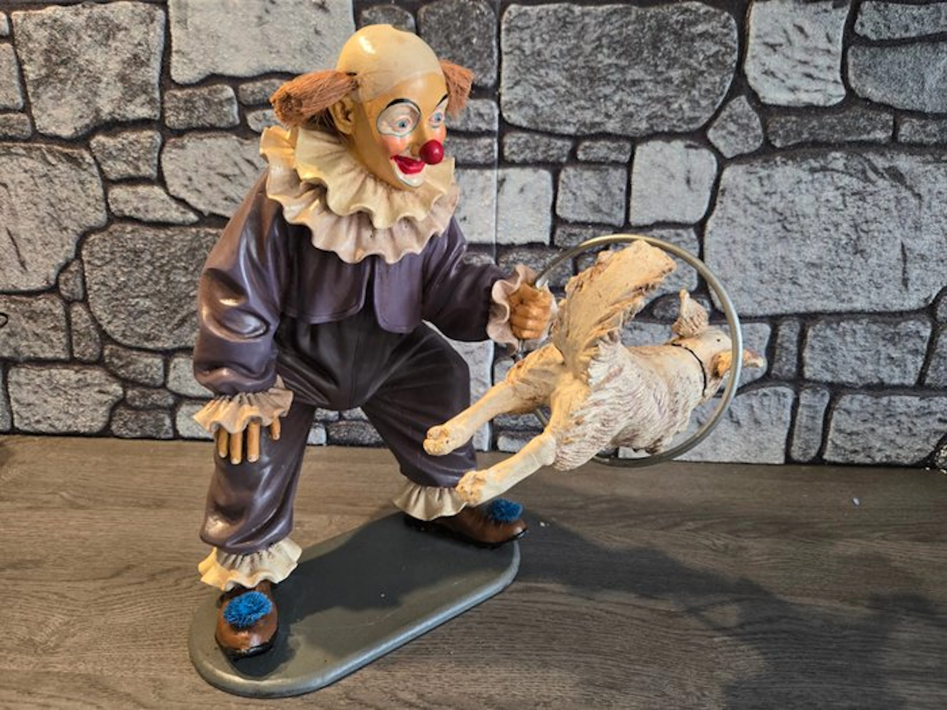 Jun Asilo - Jun Asilo - Statue, Clown met hond door hoepel - 50 cm - Polyresin