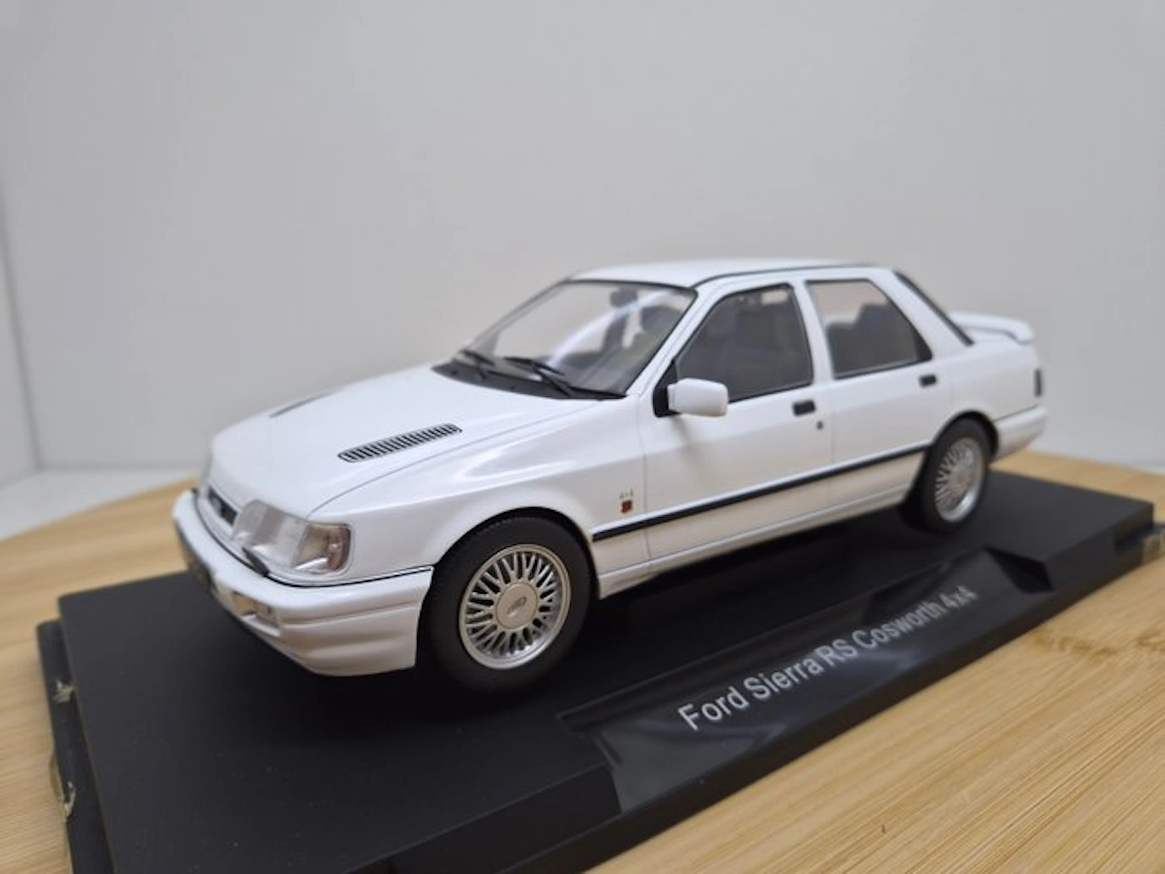 MCG 1:18 - Model car - Ford Sierra RS Cosworth 4x4