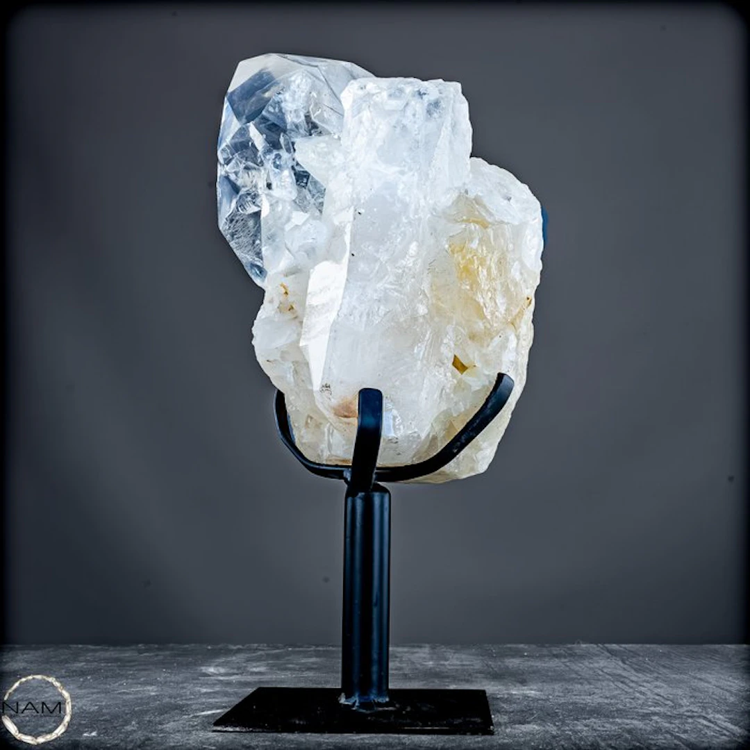Luminous quartz on a stand – An extraordinary crystal...