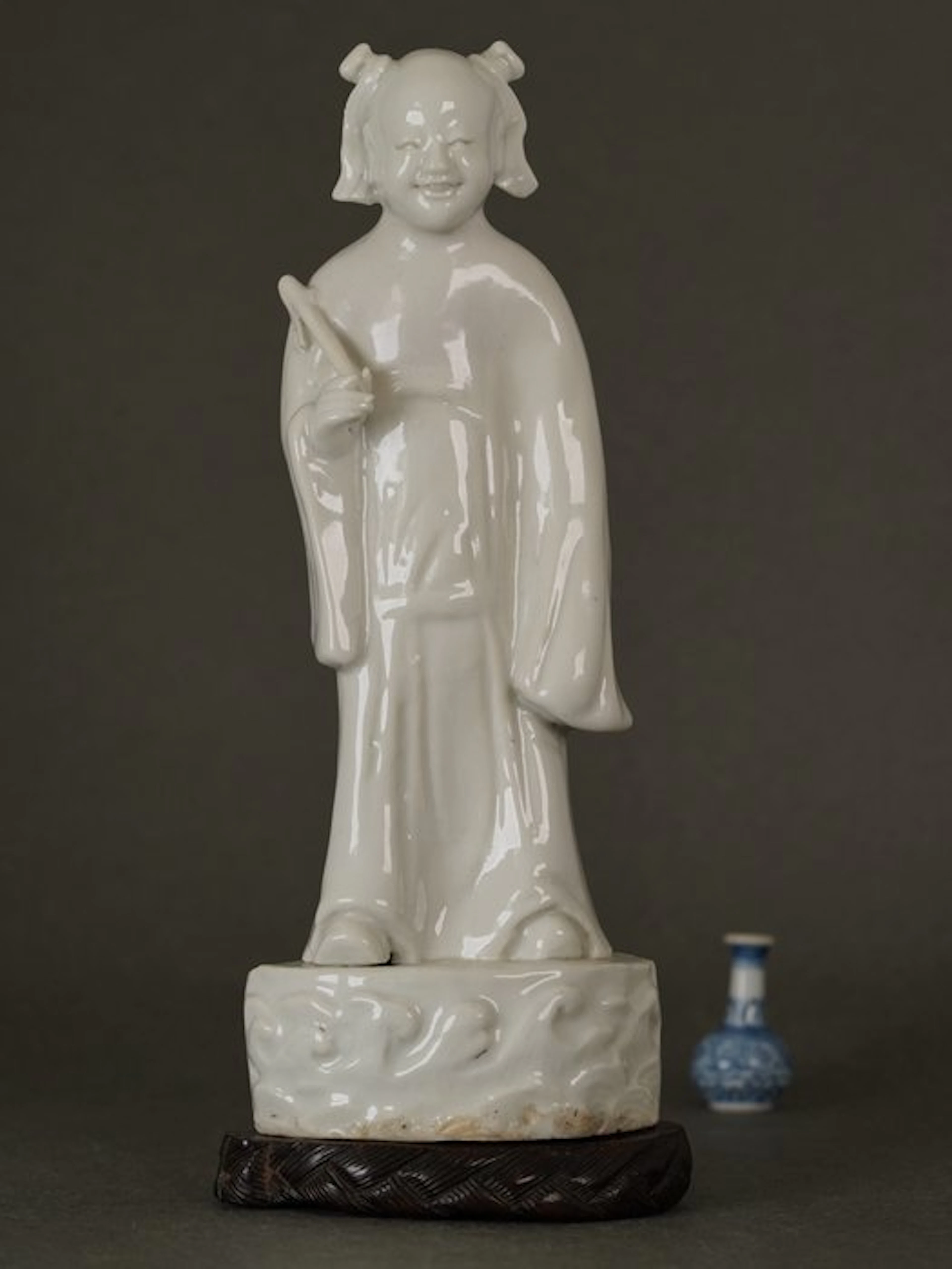 Figure - Standing Man Carrying a Whisk on Wavey Base - Kangxi