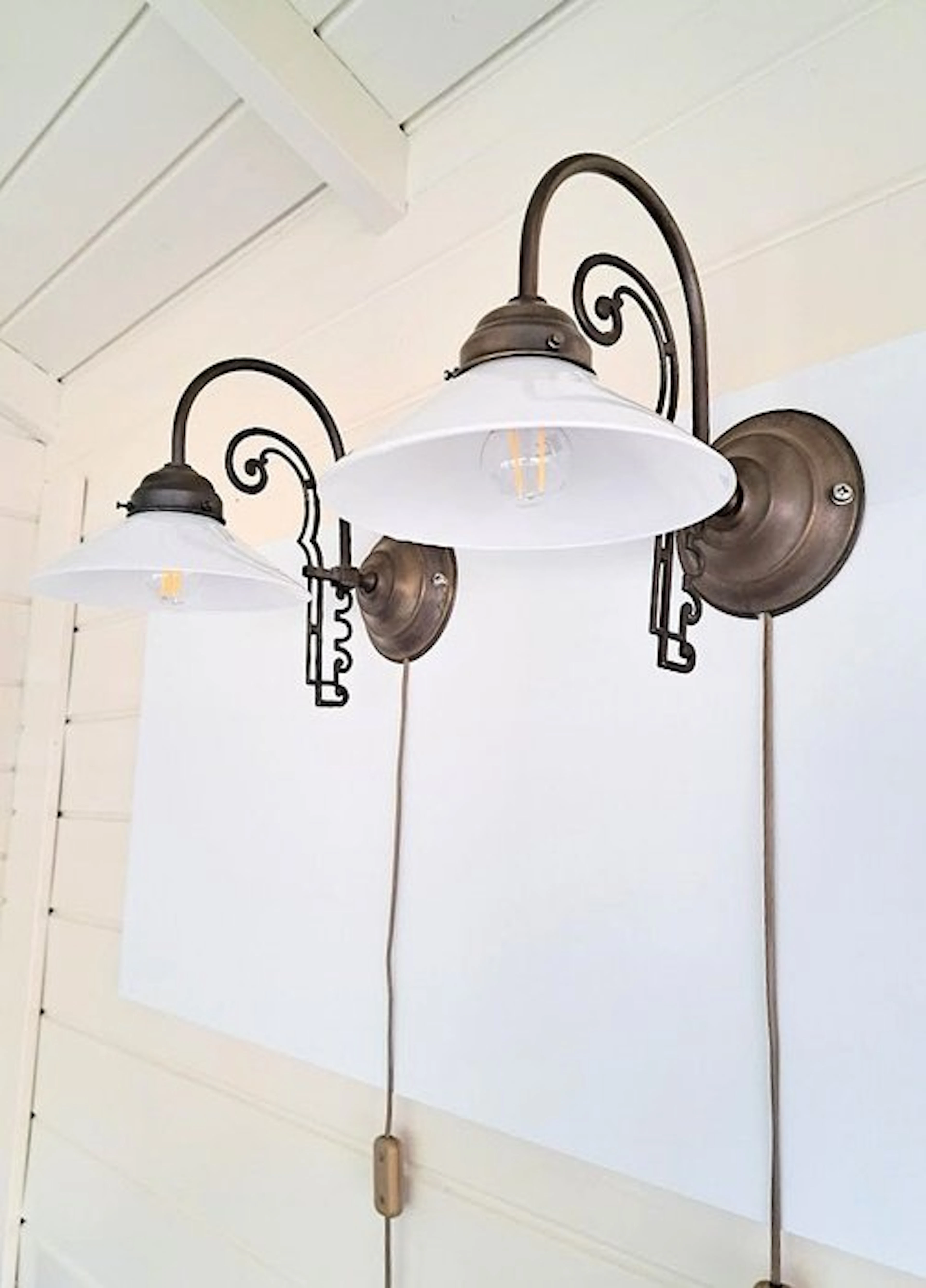 Wall lamp (2) - Wall lamps in Jugendstil or Art Nouveau style — brass