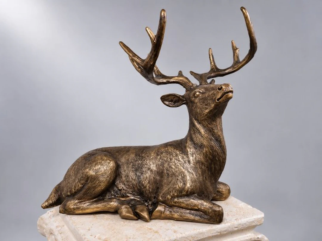 Statue, hert liggende - 36 cm - polyresin