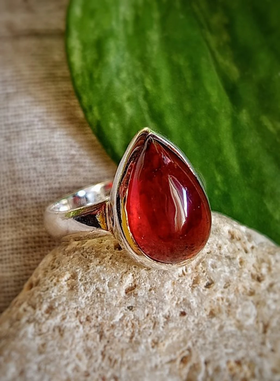 Wonderful 925 silver ring with garnet
