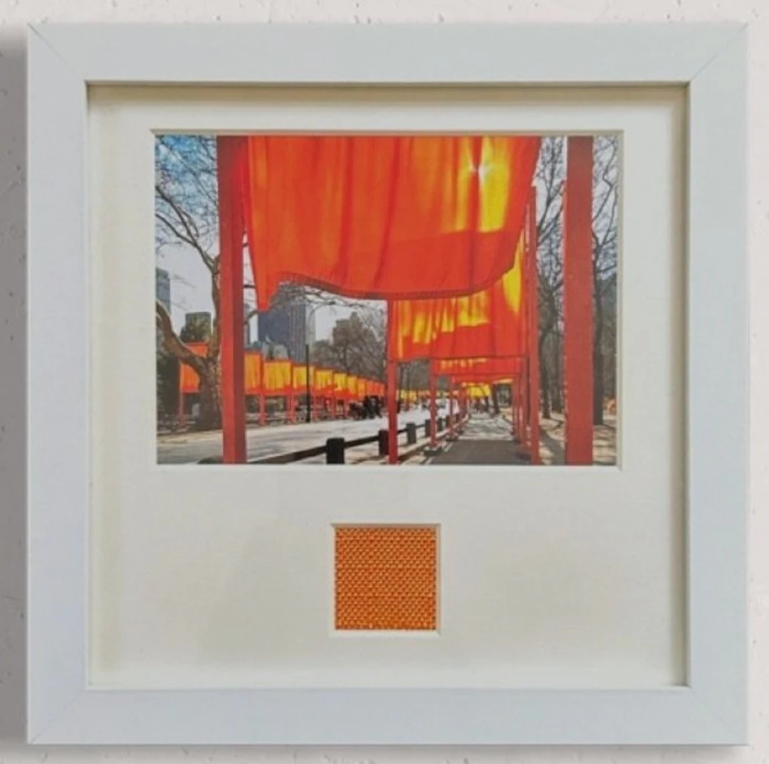 Christo & Jeanne-Claude (1935-2020) - „The Gates“ Offsetdruck mit Stofffetzen