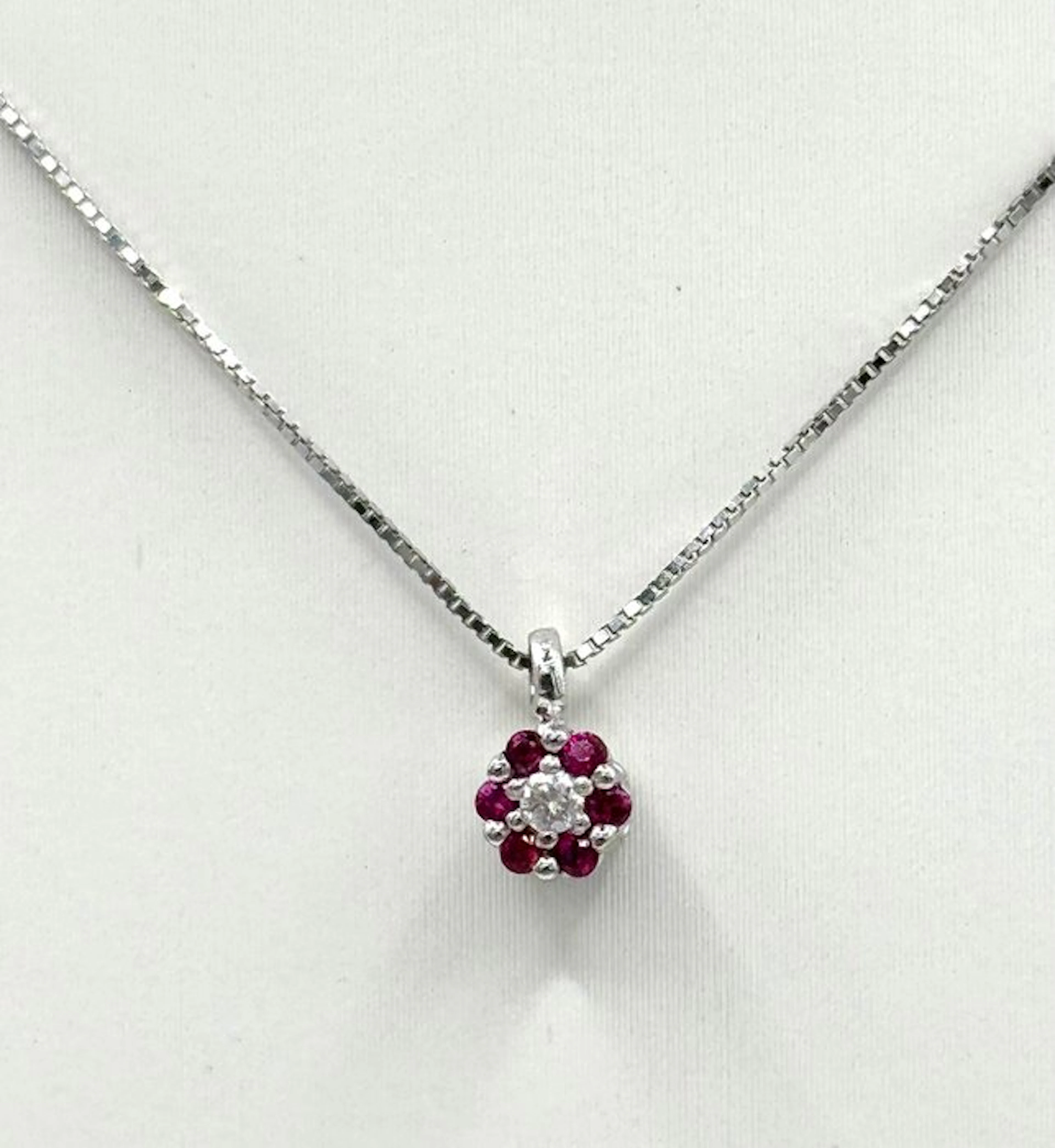 Necklace with pendant - 18 kt. White gold - 0.50ct. tw. Ruby - Diamond