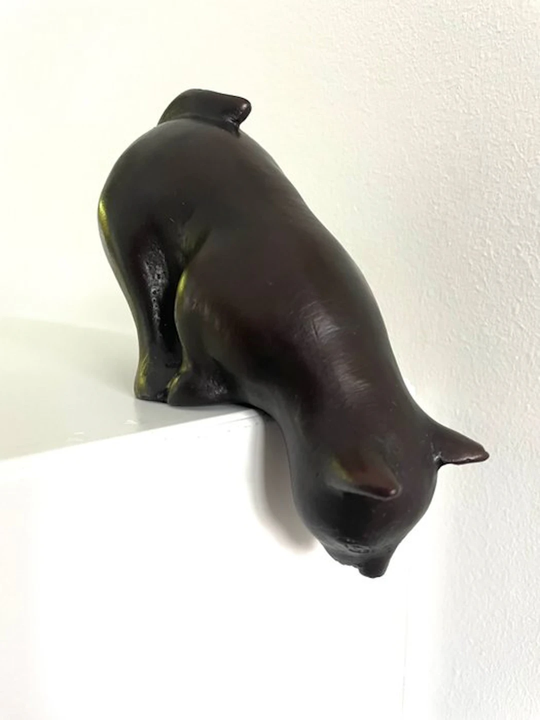 Sculpture, cat looking - 16 cm - Patinated bronze