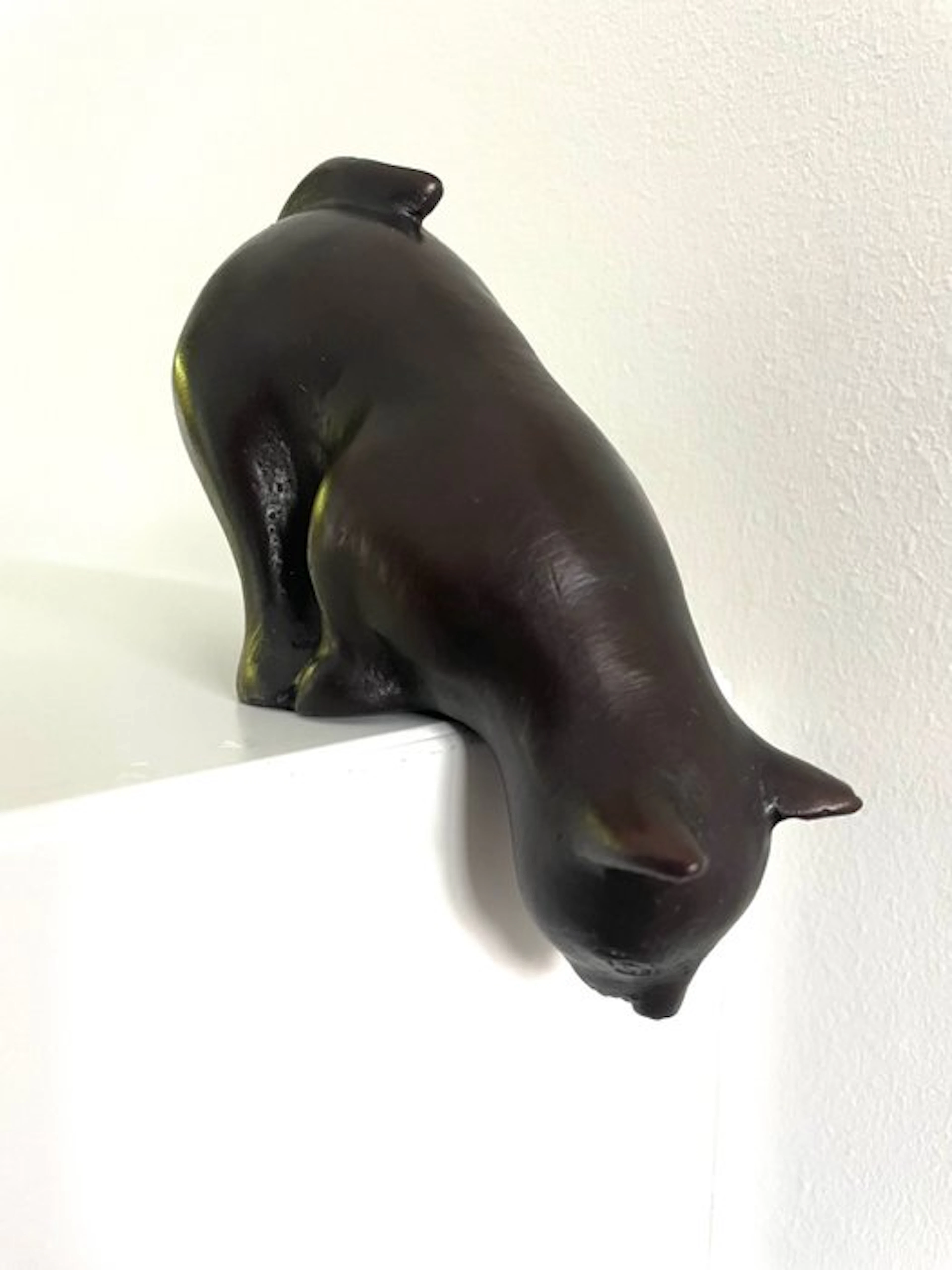 Sculpture, cat looking - 16 cm - Patinated bronze