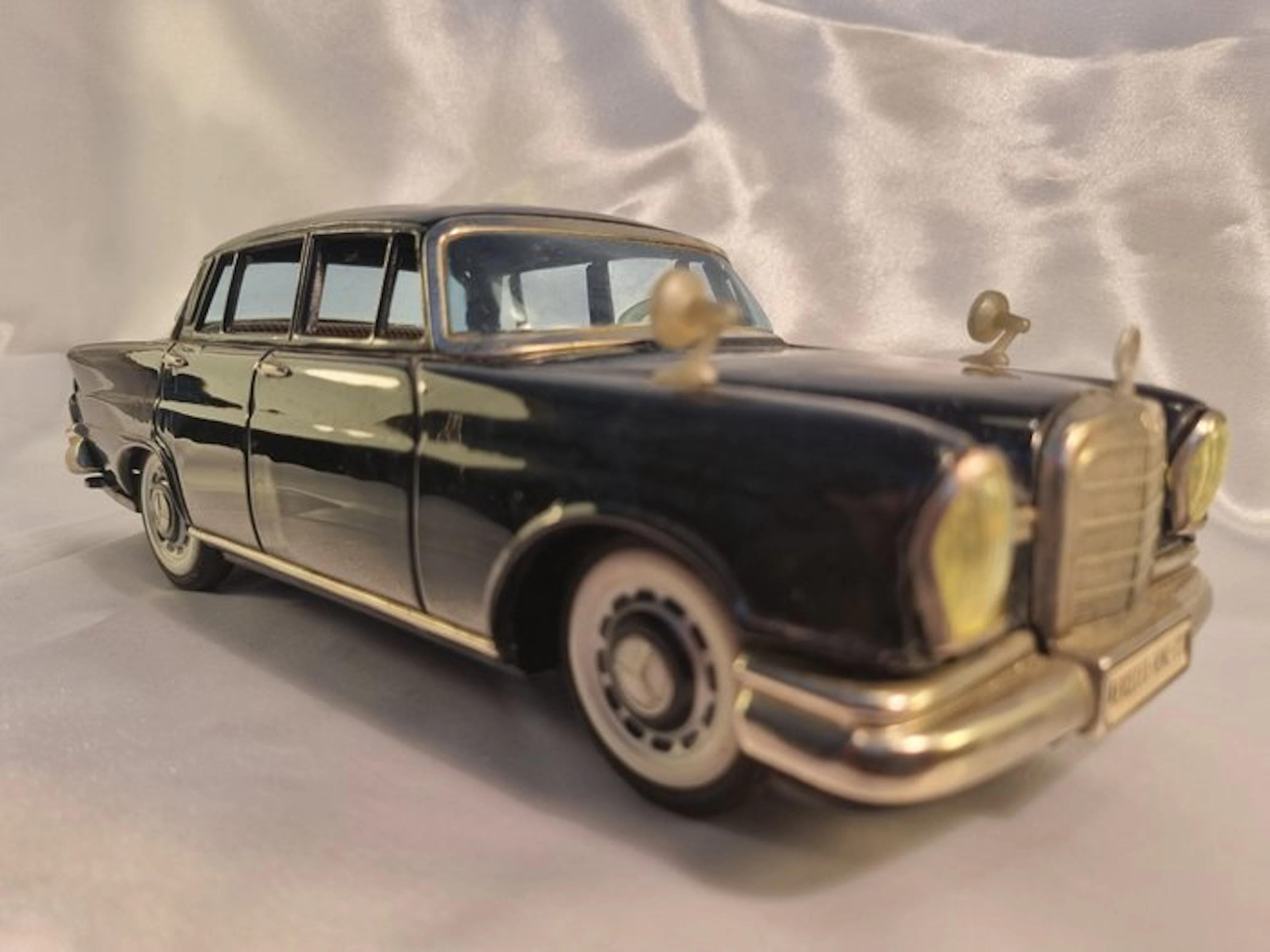 Ichiko - Tin toy - 1959' Mercedes-Benz 220 (W111 "Heckflosse")