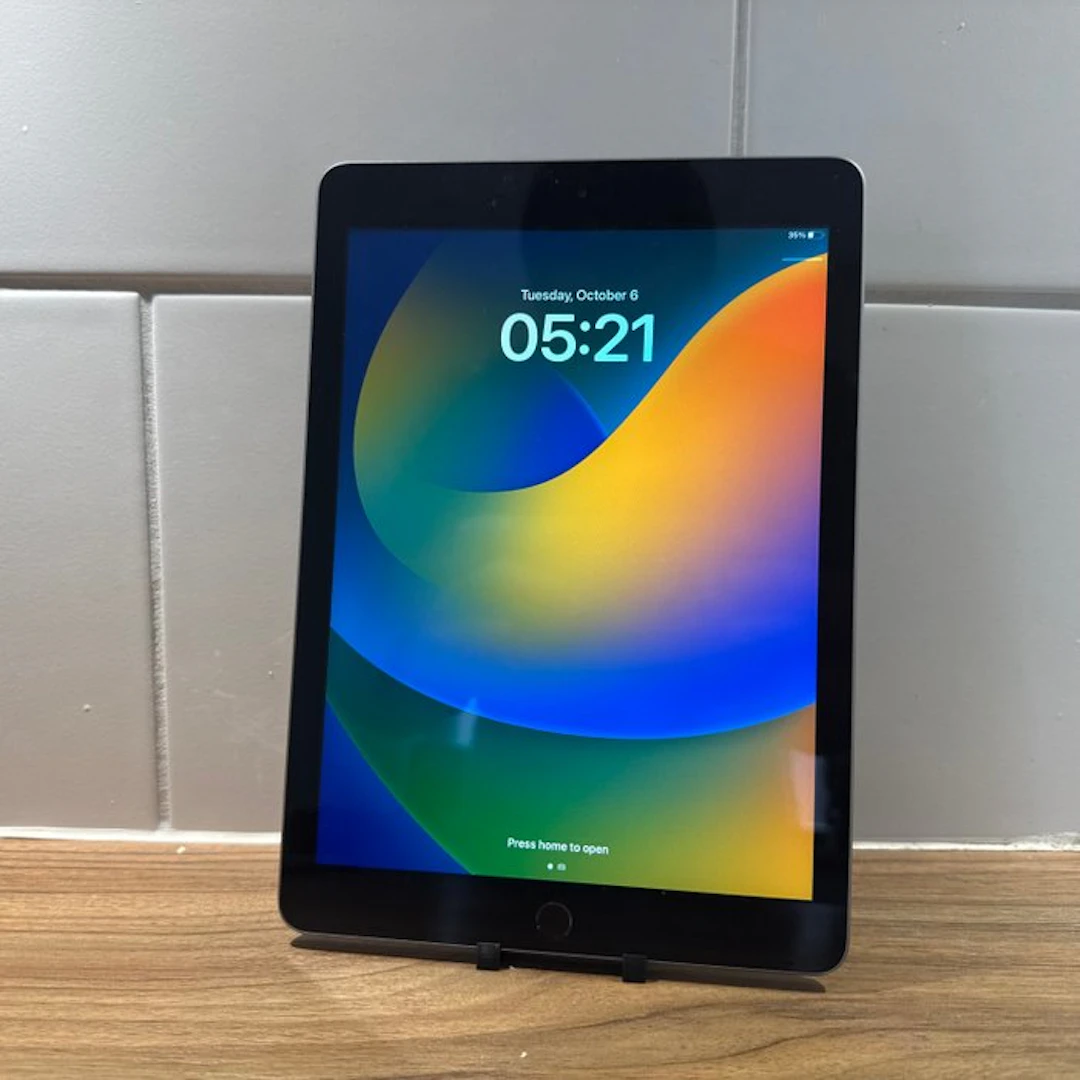 Apple iPad (5th Generation) 128GB Wifi - Mobile phone