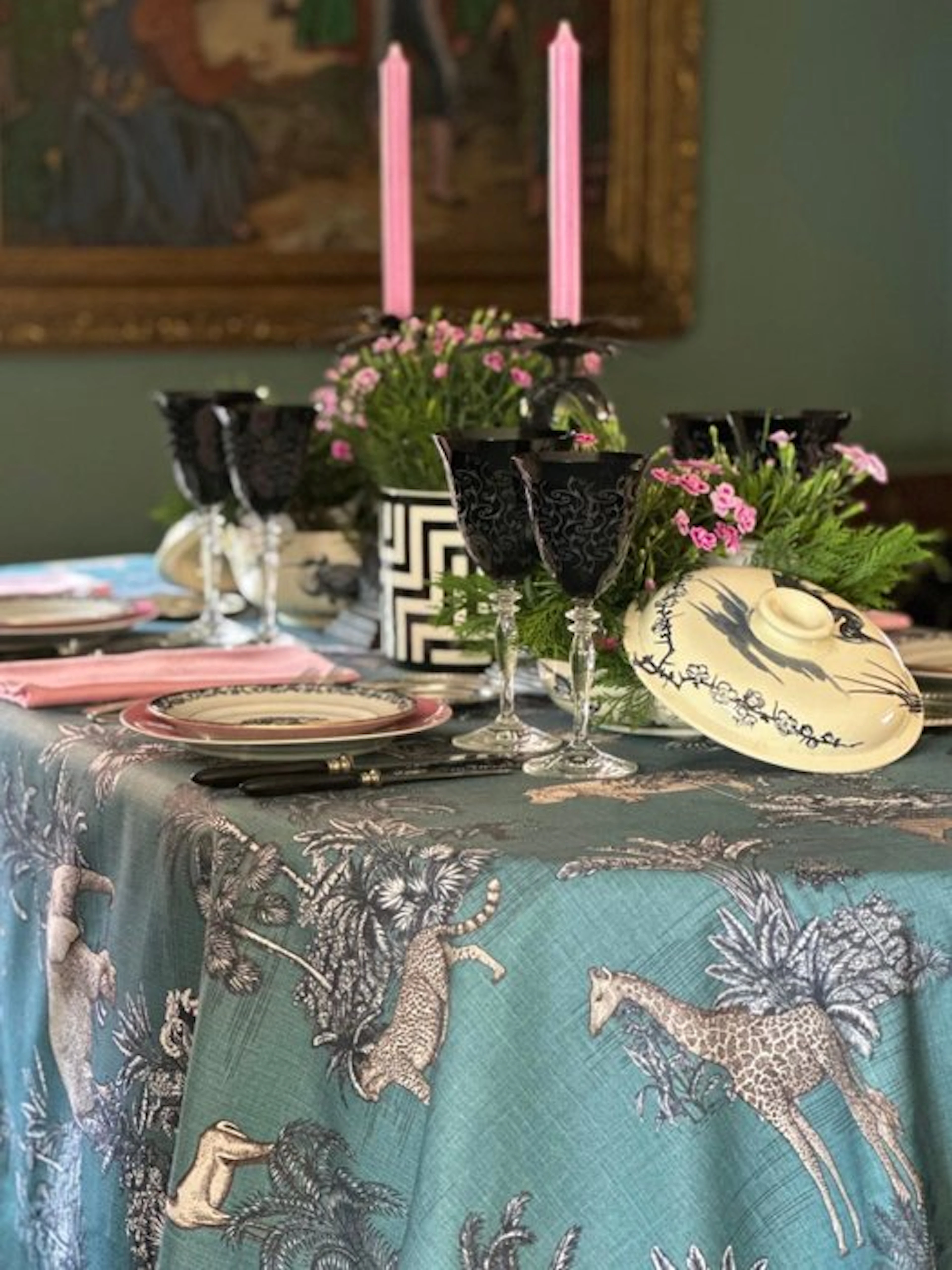 Exclusive tablecloth with ancient jungle engravings for large tables