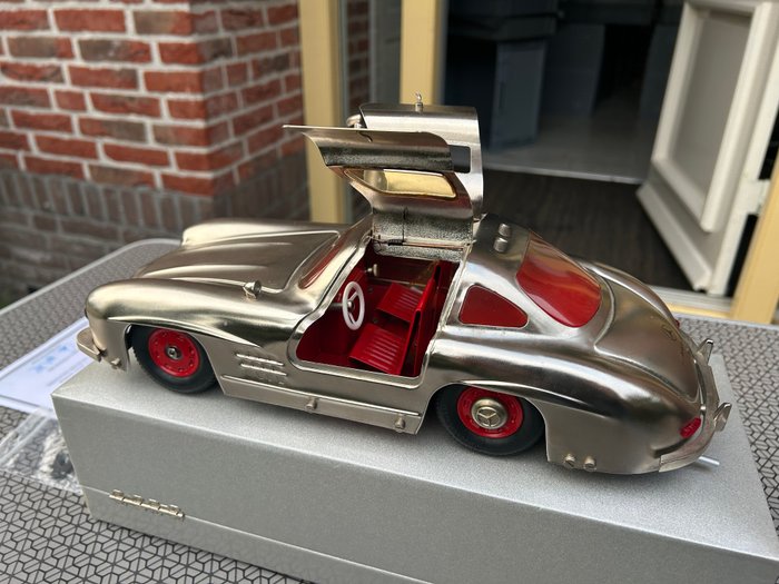 MÄRKLIN MERCEDES BENZ 300 SL - Nr. 1952 Metall 1:16 / Jubiläums-Modell