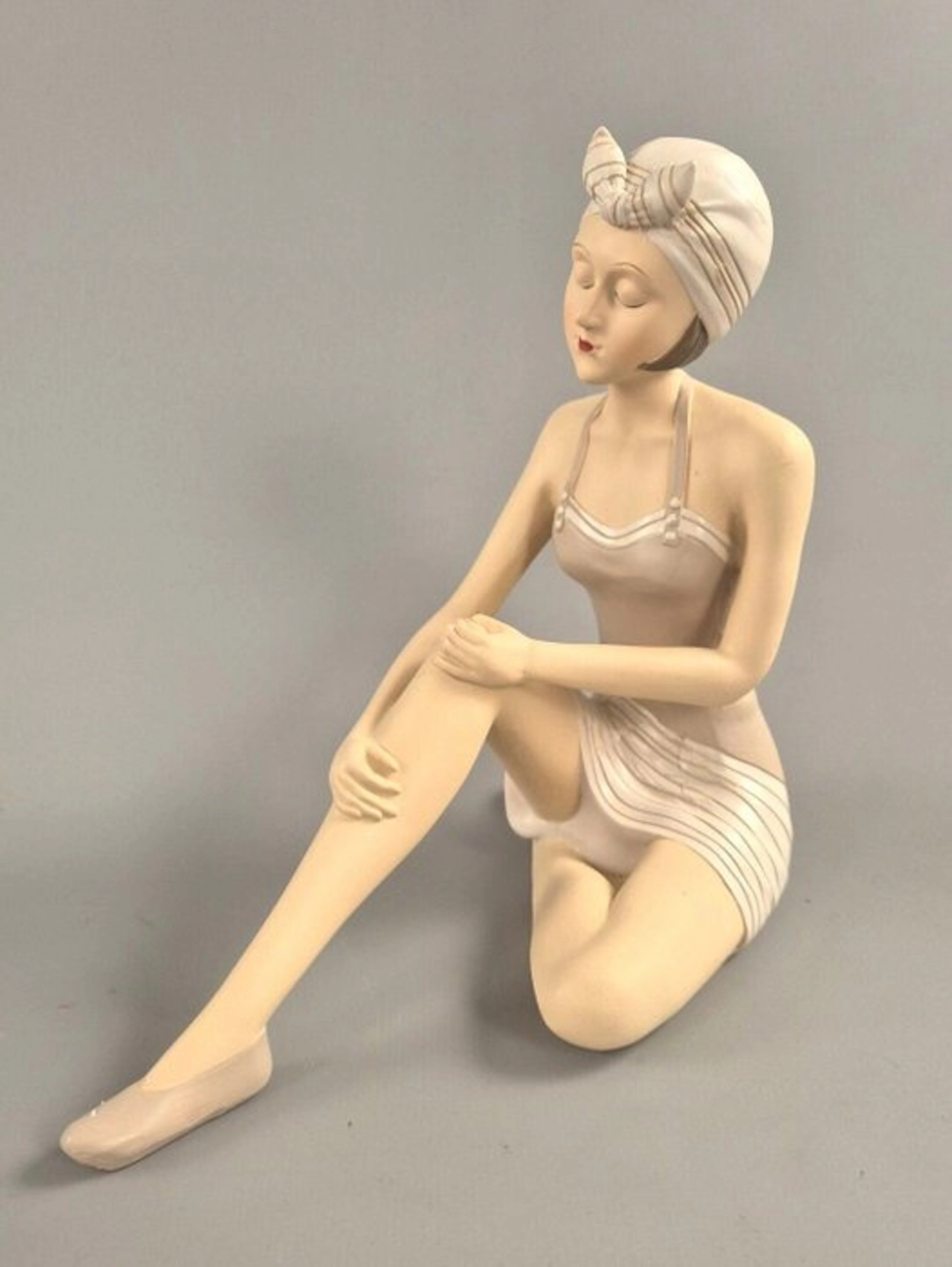 Francois Arvi - Statuette, Lady in Negligé - 23 cm - Resin